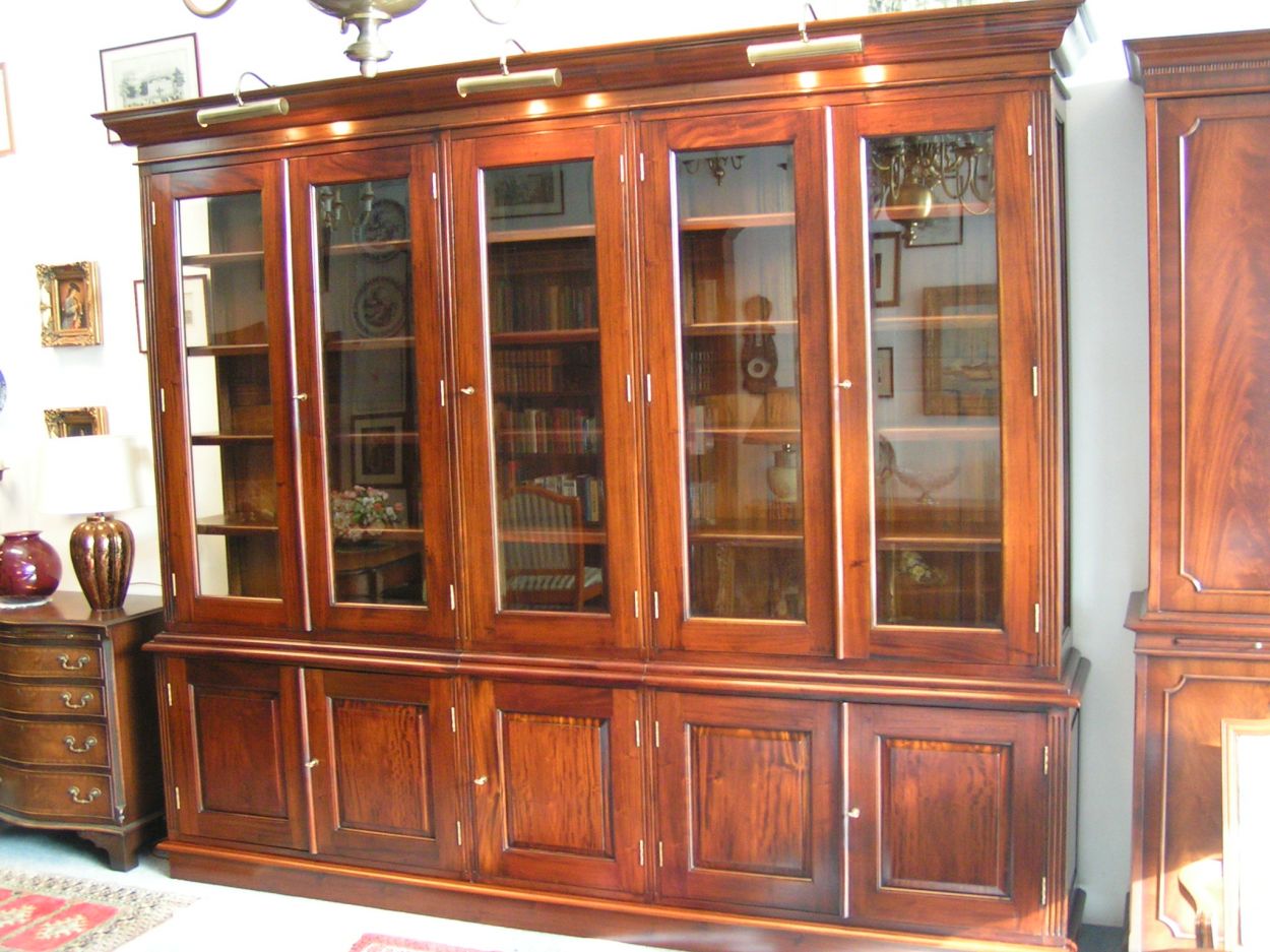  Verkocht artikelnr. 0160050 Engelse Klassieke Grote Mahonie Boekenkast/Bibliotheek prijs op aanvraag.
In nieuwstaat!

Planken in hoogte verstelbaar.

Facet geslepen glazen deuren.

B: 2.80m x D: 43cm x H: 2.30m
Keywords: Engelse Klassieke Grote Mahonie Boekenkast/Biblioteek in nieuwstaat.