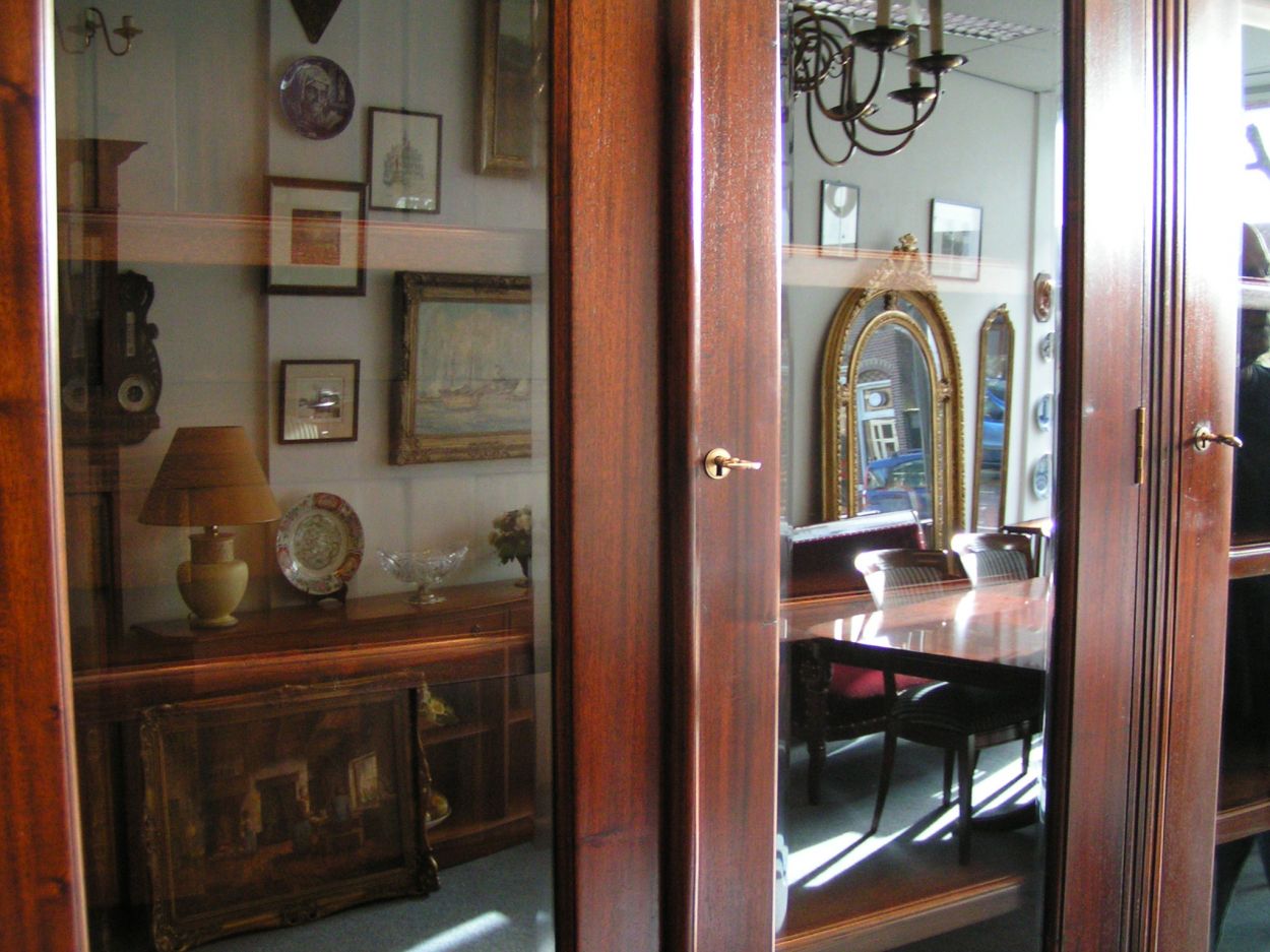 Verkocht artikelnr. 0160050 Engelse Klassieke Grote Mahonie Boekenkast/Bibliotheek.
In nieuwstaat.

Planken in hoogte verstelbaar.

Facet geslepen glazen deuren.

B: 2.80m x D: 43cm x H: 2.30m
Keywords: Engelse Klassieke Grote Mahonie Boekenkast/Biblioteek in nieuwstaat.