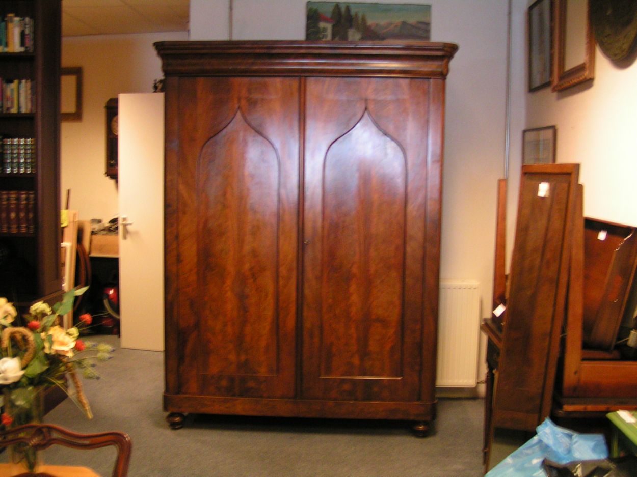 Verkocht artikelnr. 0160053 Antieke Mahonie Empire Poort Kast 1810.
Antieke Mahonie Empire Poort Kast 1810

met 4 lades en planken op hoogte verstelbaar.

Overgang Empire/ Vroeg Biedermeier, jaar 1810

afmetingen: Breedte: 1.70m x Diep: 53cm x Hoogte: 2.22m

In zeer goede staat.
Keywords: Antieke Mahonie Empire Poort Kast 1810