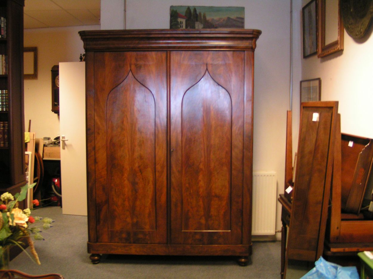 Verkocht artikelnr. 0160053 Antieke Mahonie Empire Poort Kast 1810.
Antieke Mahonie Empire Poort Kast 1810

met 4 lades en planken op hoogte verstelbaar.

Overgang Empire/ Vroeg Biedermeier, jaar 1810

afmetingen: Breedte: 1.70m x Diep: 53cm x Hoogte: 2.22m

In zeer goede staat.
Keywords: Antieke Mahonie Empire Poort Kast 1810