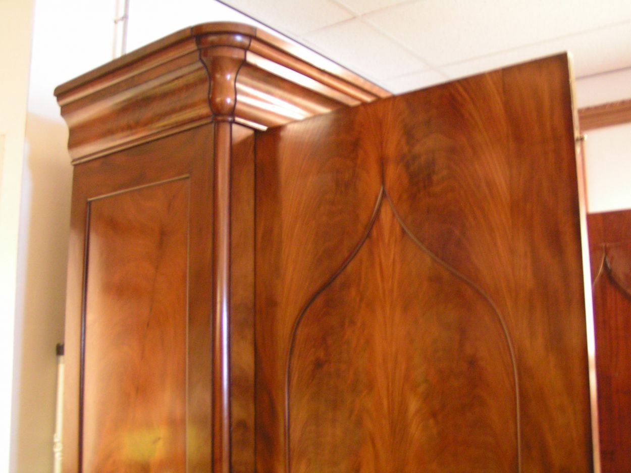 Verkocht artikelnr. 0160053 Antieke Mahonie Empire Poort Kast 1810.
Antieke Mahonie Empire Poort Kast 1810

met 4 lades en planken op hoogte verstelbaar.

Overgang Empire/ Vroeg Biedermeier, jaar 1810

afmetingen: Breedte: 1.70m x Diep: 53cm x Hoogte: 2.22m

In zeer goede staat.
Keywords: Antieke Mahonie Empire Poort Kast 1810