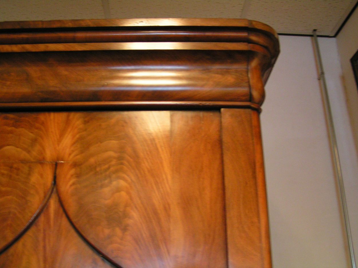 Verkocht artikelnr. 0160053 Antieke Mahonie Empire Poort Kast 1810.
Antieke Mahonie Empire Poort Kast 1810

met 4 lades en planken op hoogte verstelbaar.

Overgang Empire/ Vroeg Biedermeier, jaar 1810

afmetingen: Breedte: 1.70m x Diep: 53cm x Hoogte: 2.22m

In zeer goede staat.
Keywords: Antieke Mahonie Empire Poort Kast 1810