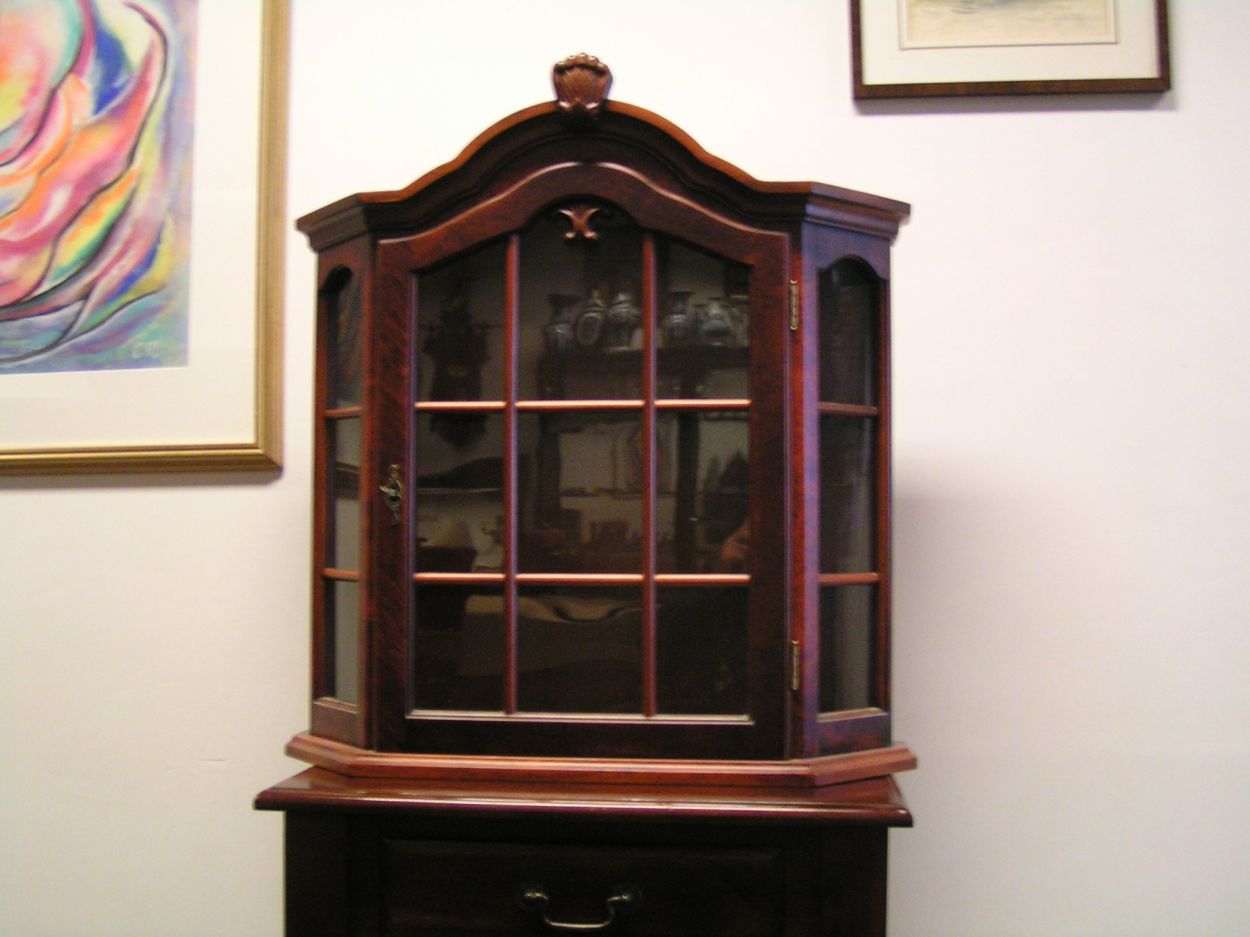 artikelnr. 0160056 Wand vitrinekastje jaren '60: prijs 60 euro
Mahonie

68 cm breed x 72cm hoog x diep: 16cm
Keywords: Wand vitrinekastje jaren '60