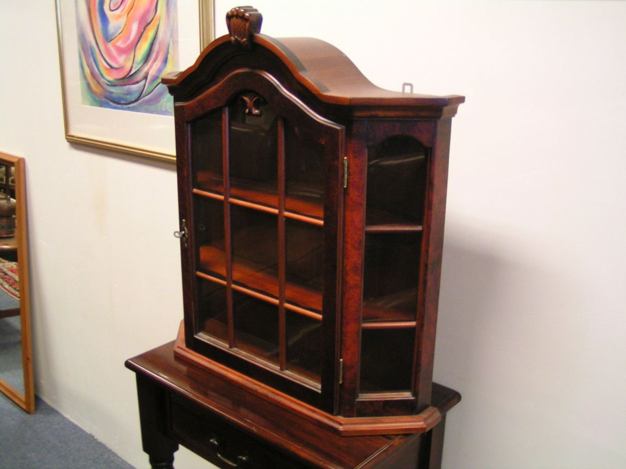 artikelnr. 0160056 Wand vitrinekastje jaren '60: prijs �75,- euro
Mahonie

68 cm breed x 72cm hoog x diep: 16cm
Keywords: Wand vitrinekastje jaren 60 in zeer goedestaat