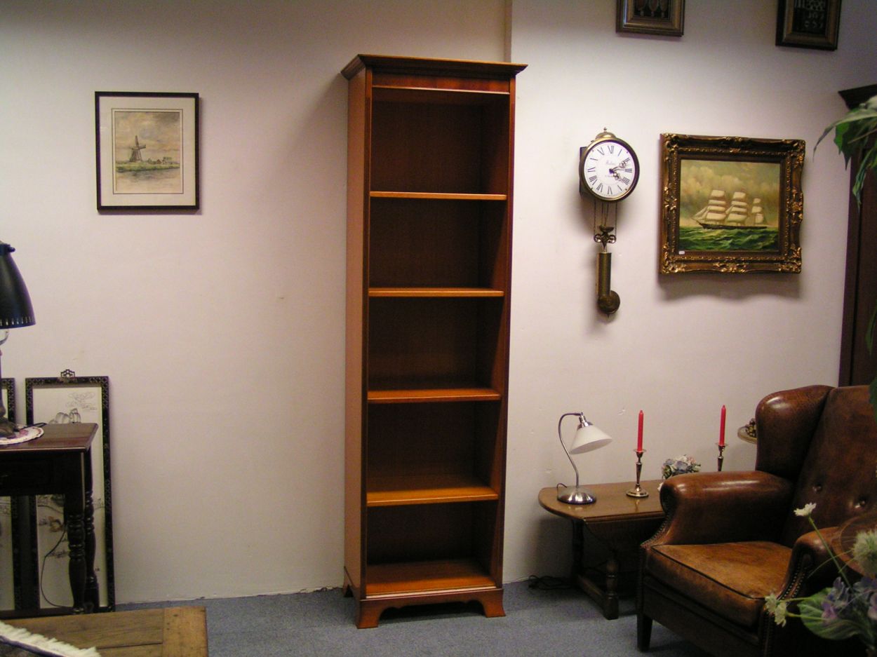 Verkocht artikelnr. 0160059 Heldense Exclusive Taxus Boekenkast
Smalle boekenkast met 5 legplanken (waarvan 4 verstelbaar).

66 x 41 x 212 cm
26 x 16 x 83 inch

Nieuwprijs : 1206 euro in 2008
Keywords: Heldense Exclusive Taxus Boekenkast