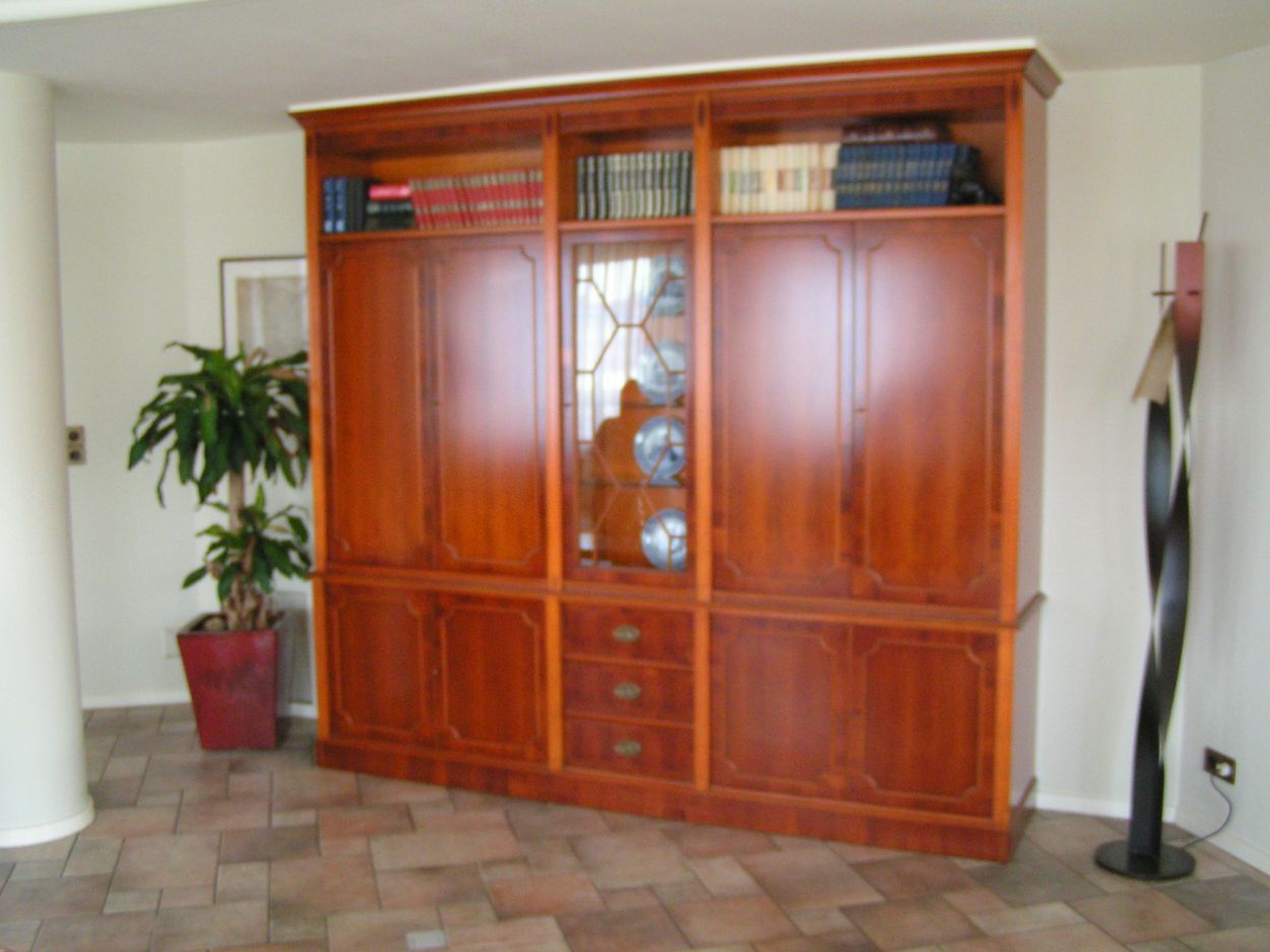 Verkocht 1600244 Heldense Exclusive Taxus Bar/Audio Wandmeubel: prijs op Aanvraag
Bar / Audio wandmeubel met links en rechts ronde vitrines.

Daartussen een barkast, en een vitrinekast met halogeen verlichting.

In nieuwstaat.
Keywords: Heldense Exclusive Taxus Bar/Audio Wandmeubel