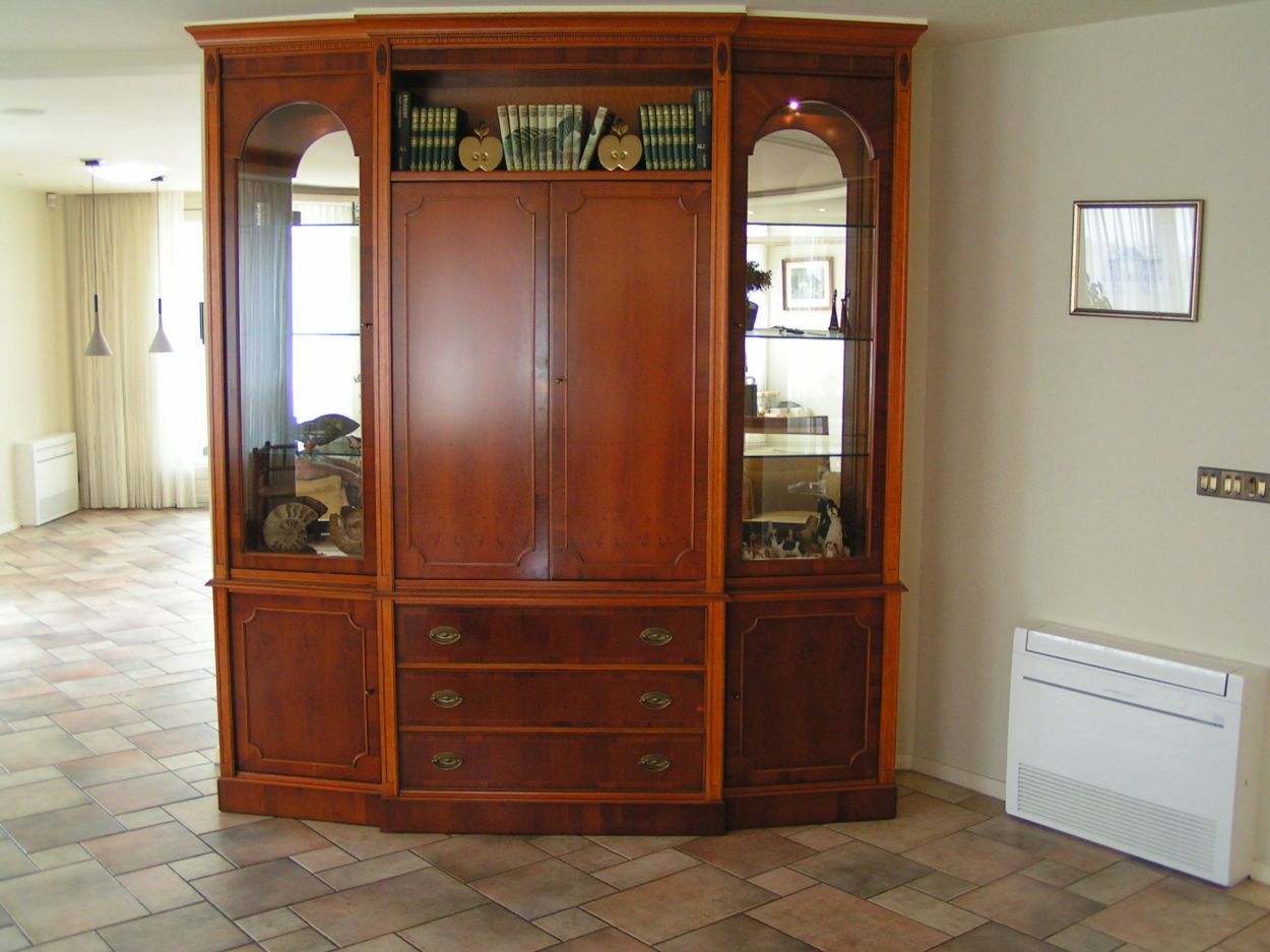 Verkocht 1600245 Heldense Exclusive Taxus Bar/Audio Wandmeubel.
Bar / Audio wandmeubel met links en rechts ronde vitrines.

Daartussen een barkast, en een vitrinekast met halogeen verlichting.

In nieuwstaat.

B: 2.15m x H: 2.40m x D: 55cm
Keywords: Heldense Exclusive Taxus Bar/Audio Wandmeubel