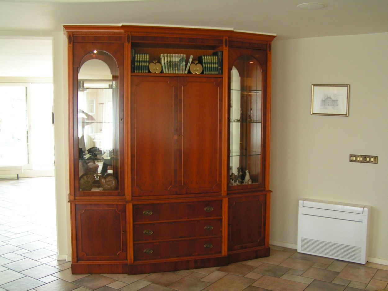 Verkocht 1600245 Heldense Exclusive Taxus Bar/Audio Wandmeubel, altijd zeer mooie Heldense meubels in de collectie.
Bar / Audio wandmeubel met links en rechts ronde vitrines.

Daartussen een barkast, en een vitrinekast met halogeen verlichting.

In nieuwstaat.

B: 2.15m x H: 2.40m x D: 55cm
Keywords: Heldense Exclusive Taxus Bar/Audio Wandmeubel