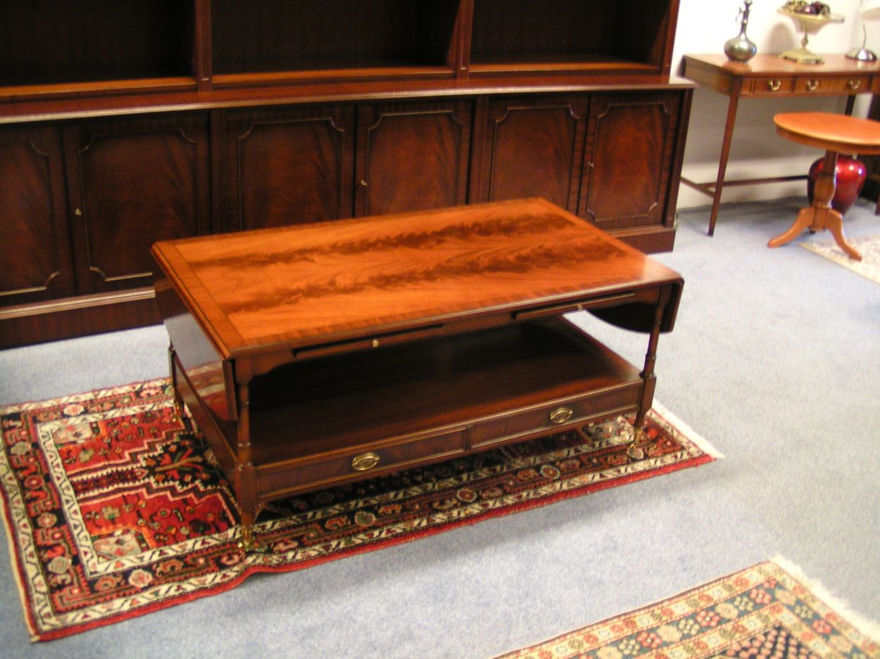 Verkocht artikelnr. 1600246 Heldense Exclusive Mahonie Salontafel
Salontafel op messing wielen met 2 klapbladen, 2 doorschuifladen en 2 uitschuifplateaus. Met intarsia ingelegd.

47 (+ 2 x 9) x 26 x 21 inch

118 (+ 2 x 23) x 66 x 52 cm

Nieuwprijs : 2272 euro
Keywords: Heldense Exclusive Mahonie Salontafel