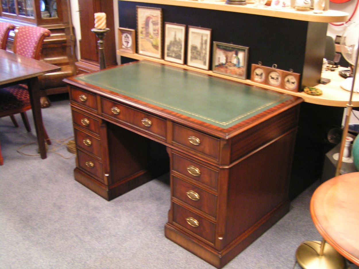 Verkocht artikelnr. 1600247 : Heldense Exclusive Mahonie Bureau
met groen leer ingelegd en goudbedrukt rand.

In nieuwstaat.

B: 1.30m x D: 70cm x H: 76cm

evt. te koop met bijpassende Chesterfield lederen bureaustoel.

Nieuwprijs in 2010: 3200 euro

In Topstaat!
Keywords: Heldense Exclusive Mahonie Bureau