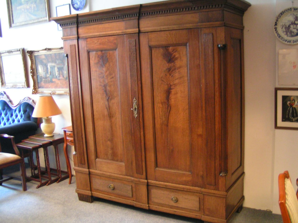 artikelnr. 01600254 Antieke Pastoorskast Empire Hollands Renaissance: prijs €1950,- euro, diverse mooie antieke kasten museum-kwaliteit in de collectie.
17e eeuw Empire Pastoorkast 1804-1820

Massief Slavonisch Eikenhout

Topstuk, museum kwalitieit.

Hoogte: 206cm  x Breedte: 192cm x Diep: 60cm

Kast is in originele staat, niets aan gerestaureerd, helemaal in originele staat in topconditie.
Keywords: Antieke Pastoorskast Empire Hollands Renaissance