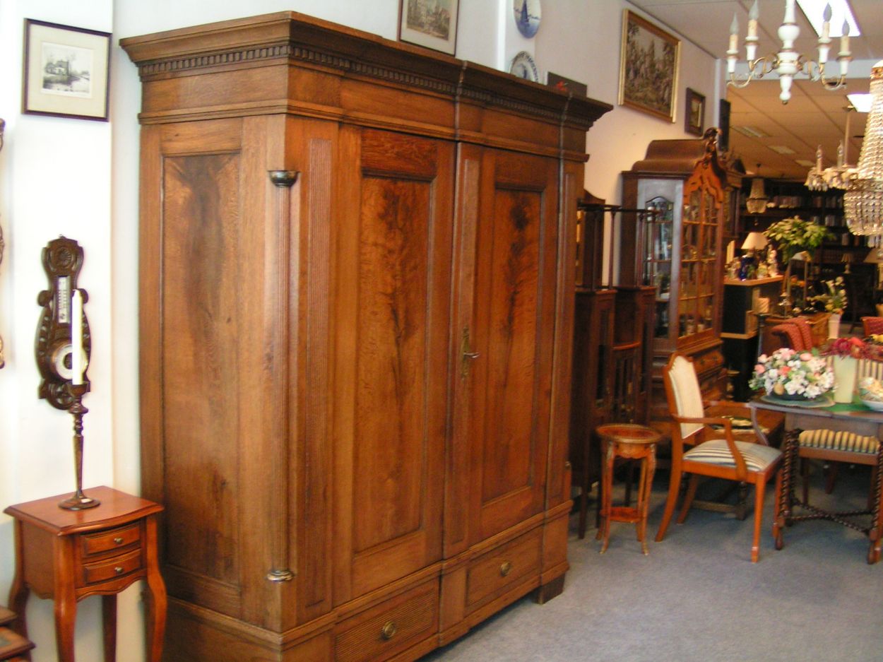 artikelnr. 01600254 Antieke Pastoorskast Empire Hollands Renaissance: prijs €1995,- euro, diverse mooie antieke kasten museum-kwaliteit in de collectie.
17e eeuw Empire Pastoorkast 1804-1820

Massief Slavonisch Eikenhout

Topstuk, museum kwalitieit.

Hoogte: 206cm  x Breedte: 192cm x Diep: 60cm

Kast is nog in originele staat, niets aan gerestaureerd, helemaal nog in originele topconditie.
Keywords: Antieke Pastoorskast Empire Hollands Renaissance