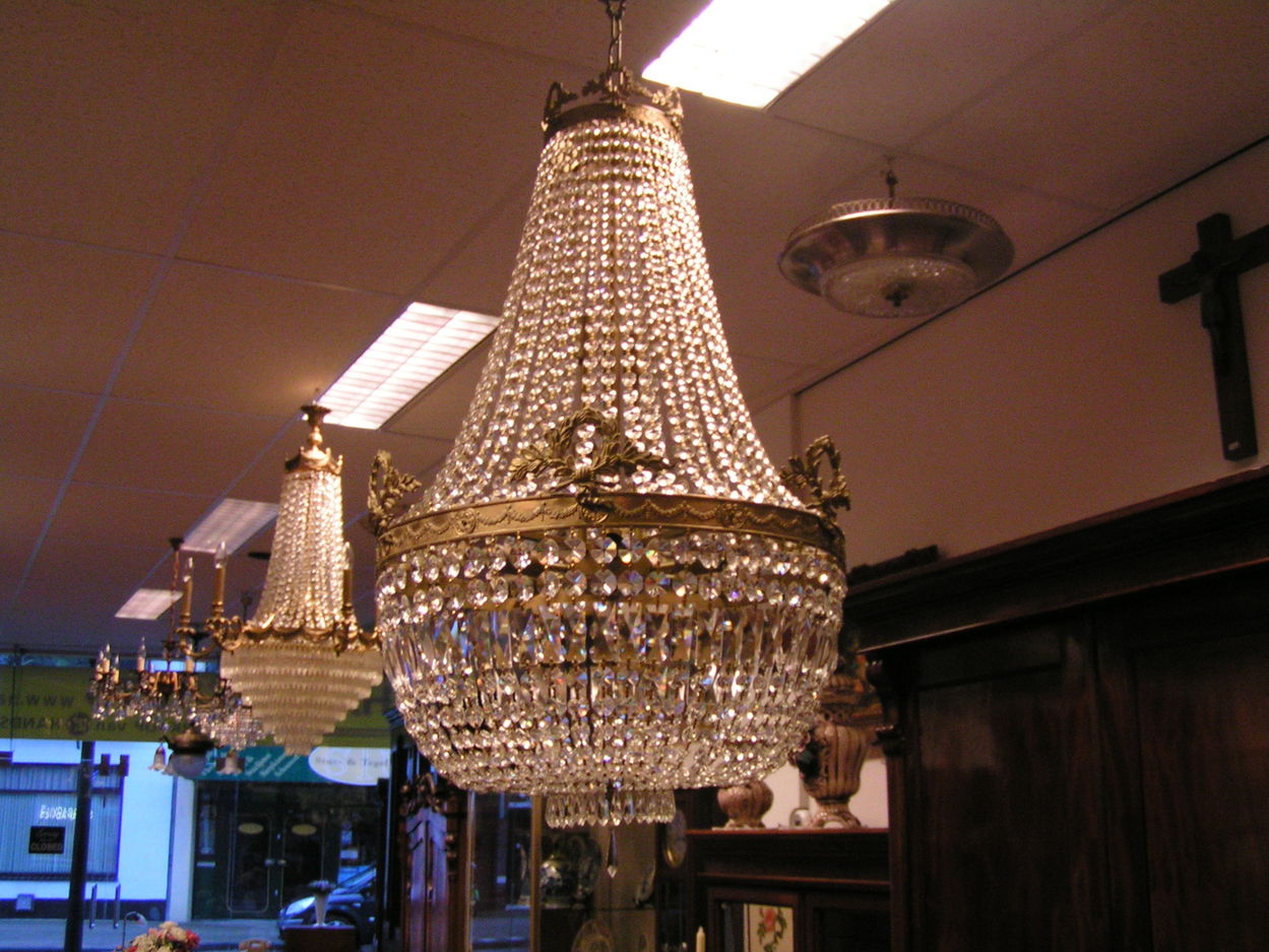 Verkocht: artikelnr. 00361 Zakkroonluchters Kristal Empire Model
zeldzaam exemplaar, met 6 lampen, Empire - model.

zonder ketting ruim 80cm lang, ruim 50cm breed/doorsnede

2 identieke exemplaren op voorraad. 


Keywords: Zakkroonluchter Kristal Empire Model