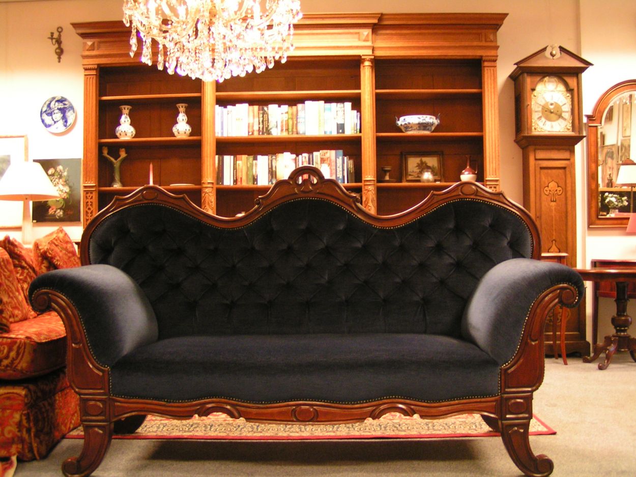 Verkocht Artikelnr. 01600231 Antiek Cuba-Mahonie Biedermeier Bank 
hoogwaardig nieuw gestoffeerd met Utrechts Velours, in nieuwstaat.

afmetingen: Breed 2.10m x Diep: 70cm
zitdiepte: 55cm

met 2 bijpassende kussens.

Vroeg Biedermeier/Empire - Museum kwaliteit
Keywords: Antiek Cuba-Mahonie Biedermeier Bank