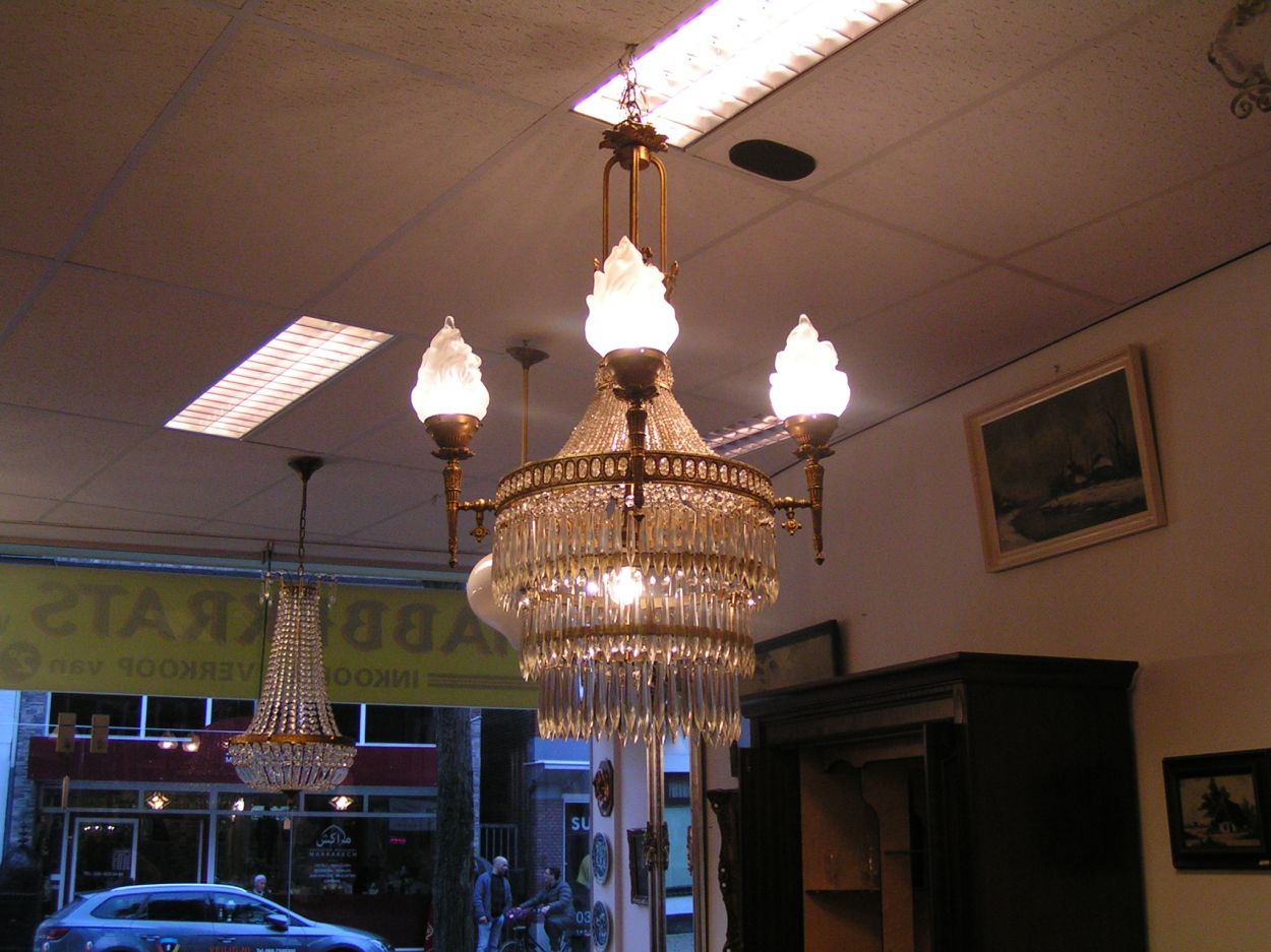 Verkocht artikelnr. 00869 Kristallen Kroonluchter uit 1910 met 4 fakkels
Kristallen Kroonluchter met messing en 4 fakkels, met centrale lamp in het midden.
Topstuk, antieke kroonluchter uit 1910 zonder ketting 1 meter B 60cm
Keywords: Kristallen Kroonluchter uit 1910 met 4 fakkels