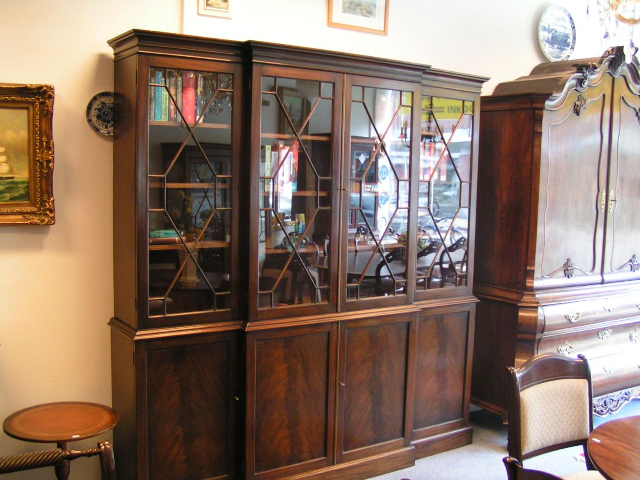 Verkocht artikelnr. 00658a Engelse Antieke Boekenkast Mahonie 19e eeuw, altijd zeer mooie antieke kasten in museum kwalitiet in de collectie.
in nieuwstaat, alle planken verstelbaar op capelatten, met Breakfront, afmetingen: b: 2m x d: 40cm x h: 2.08m
Keywords: Engelse Antieke Boekenkast Mahonie 19e eeuw