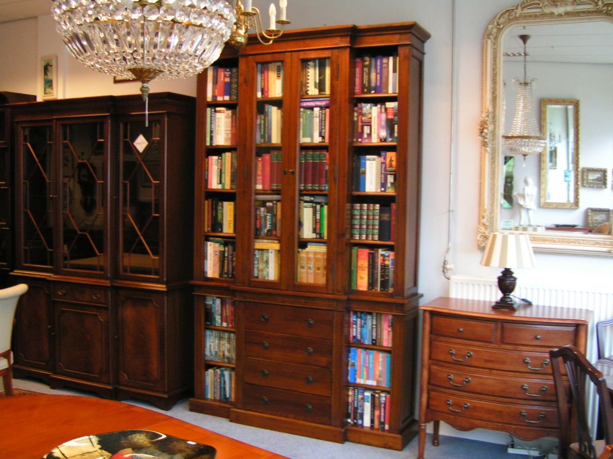 Verkocht artikelnr. 001127e Engels Massief Notenhout Boekenkast - Design Schmieden
Planken op capelatten in hoogte verstelbaar. In nieuwstaat.

Met Breakfront, met beglaasde deuren en 4 laden, Engelse boekenkast.

topstuk!

H: 250 x B: 156 x D: 40cm

Design Schmieden
Keywords: Engels Massief Notenhout Boekenkast - Design Schmieden