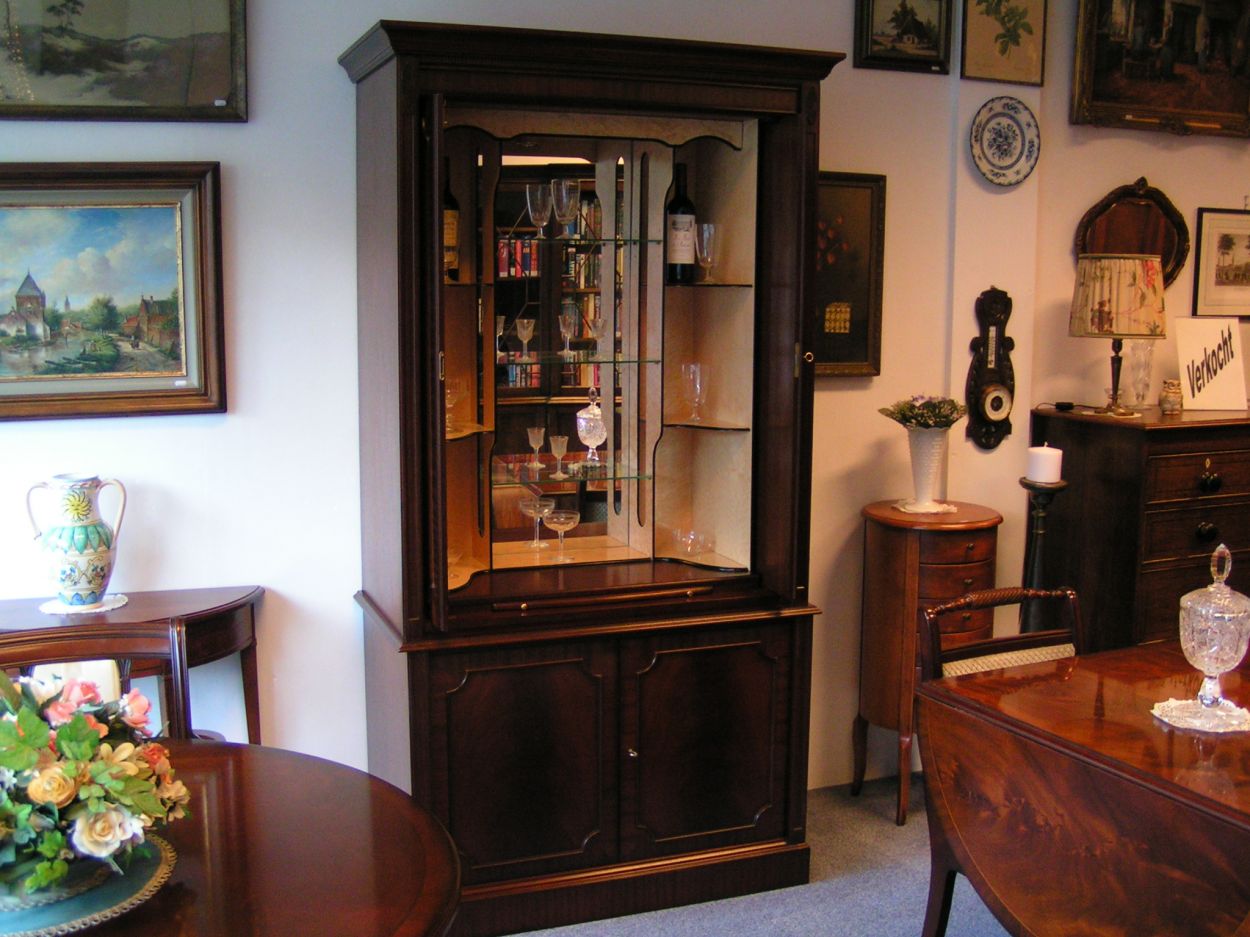 Gereserveerd artikelnr. 00756 Heldense Exlusive Wijn/Drankenkast Mahonie met binnenverlichting
h: 2.04meter x b: 1.04m x d: 54cm

Uniek topstuk van de Heldense Exclusive, uniek exemplaar, zijn er maar een paar van gemaakt ooit. Drankenkast verkeert in topconditie! Citroenhout ingelegd, met verlichting.
Keywords: Heldense Exlusive Wijn/Drankenkast Mahonie