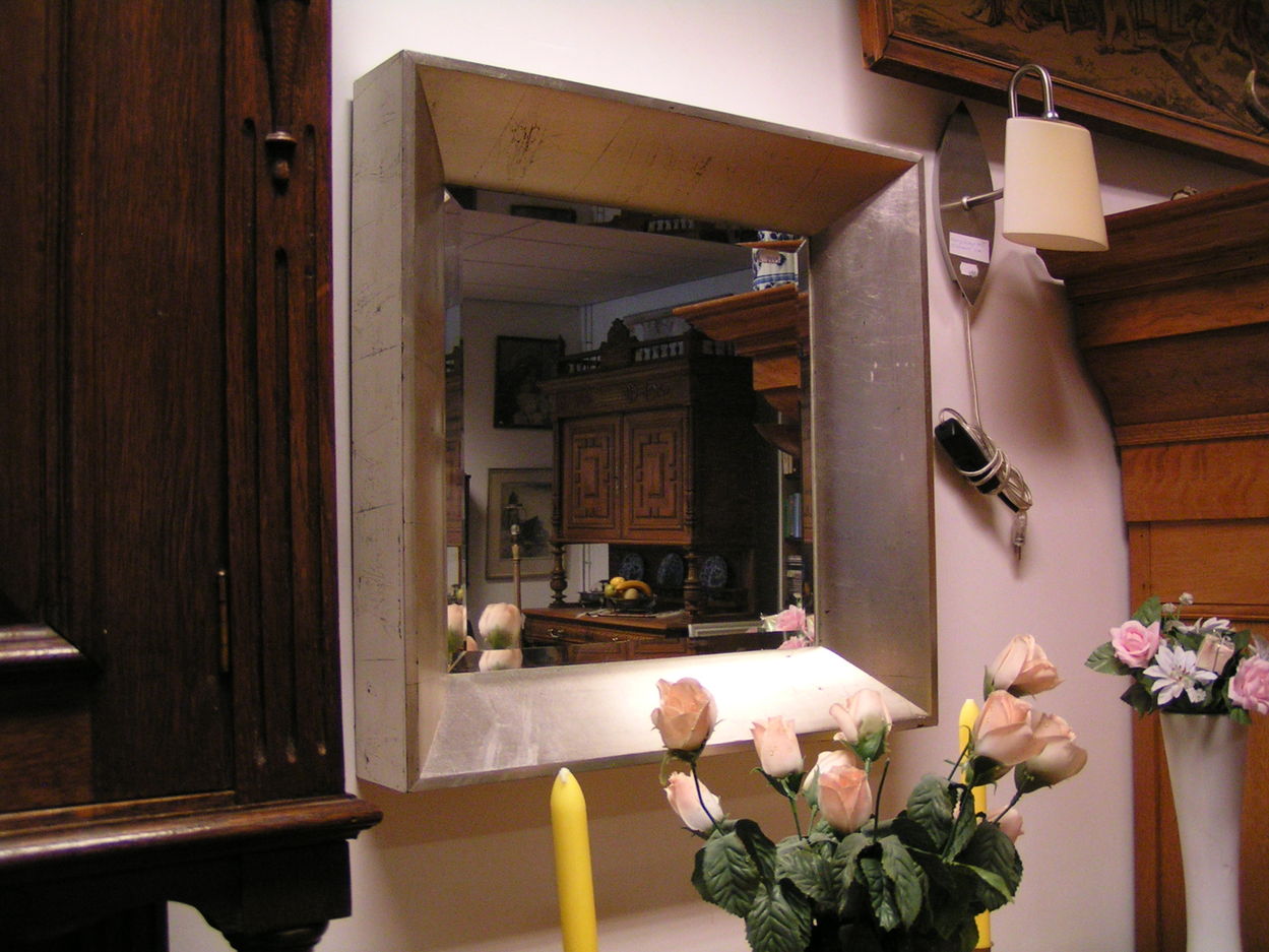 artikelnr. 00456 Moderne Facet Geslepen Spiegel: prijs 29.95 euro
52 x 52 cm , in zeer goede staat.
Keywords: Moderne Facet Geslepen Spiegel: