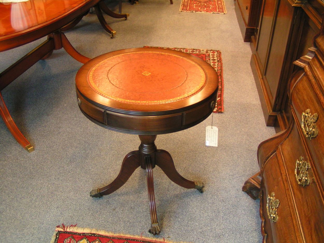 verkocht artikelnr. 00778 Heldense Exclusive Drum/wijn bijzettafeltje
mahonie op messingwielen, met leer ingelegd, in nieuwstaat.

doorsnede bovenblad : 60cm x hoogte: 70cm
Keywords: Heldense Exclusive Drum/wijn bijzettafeltje