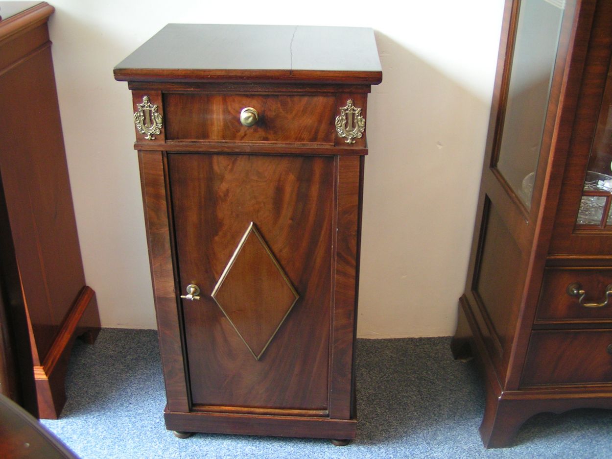 Verkocht artikelnr. 00701 Nachtkastje Mahonie Empire
met bovenlade, in zeer goede staat.

41 x 37 x77 hoog, met messing ornamenten, met 1 plank binnenin
Keywords: Nachtkastje Mahonie Empire