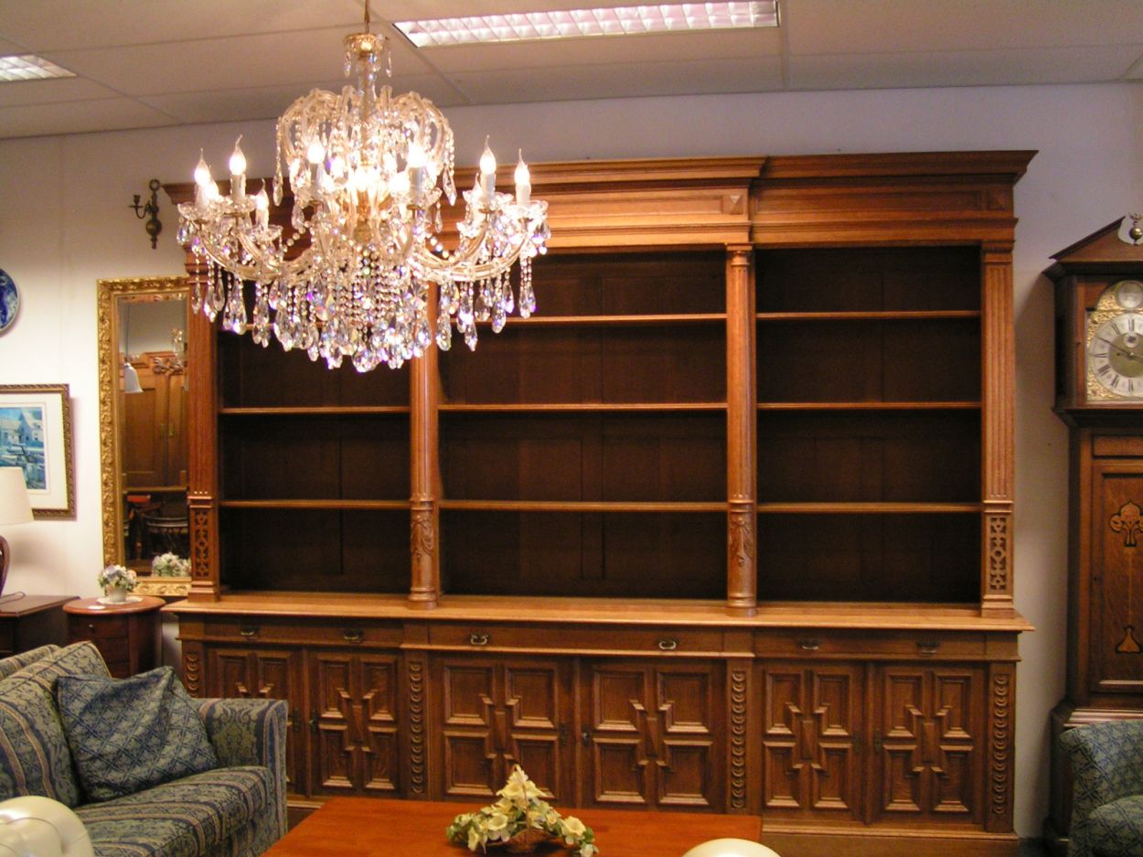 Verkocht artikelnr. 0160032a Hollandse Rennaissance Slavonisch Eiken boekenkast uit 1860, altijd zeer mooie antieke kasten in museum kwaliteit in de collectie.
B: 3.20m x D: 45cm x H: 2.48m

In Hollandse renaissancestijl met gecanneleerde halfzuilen, guirlandes en zes deuren.

Met veel steek en snijwerk en ornamenten.

In Topstaat

Topstuk! 
