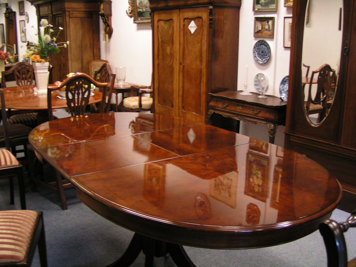 Verkocht artikelnr. 00728c Heldense Exclusive Ovale BloemMahonie Eetkamertafel
in nieuwstaat, zeldzaam exemplaar van de Heldense.

L: 1.35m x B: 95cm - tussenblad 50cm

topstuk
Keywords: Heldense Exclusive Ovale BloemMahonie Eetkamertafel