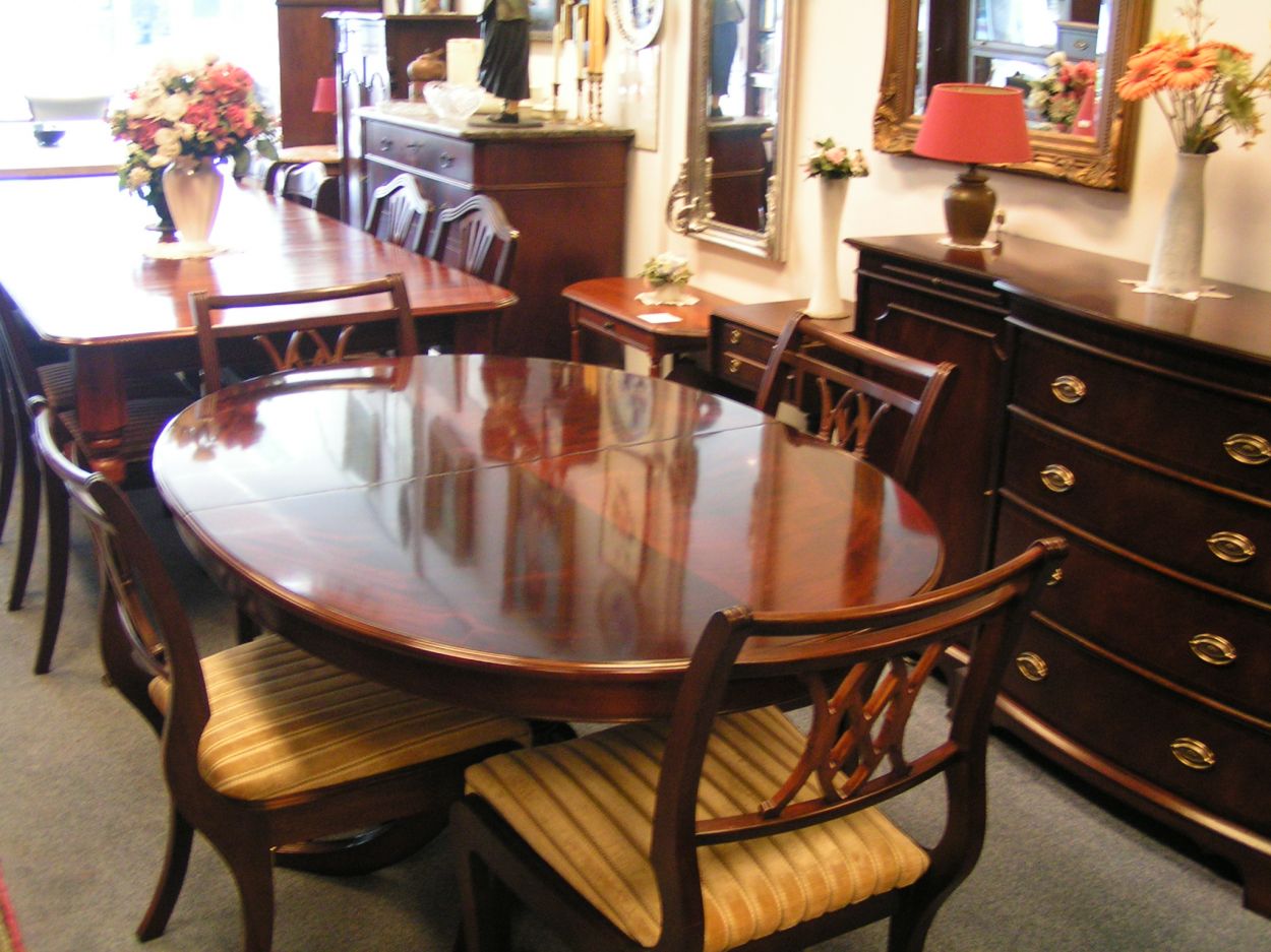 Verkocht artikelnr. 00688a Heldense Ovale Uitschuifbare Mahonie Eetkamertafel
L: 1.36m x B: 95cm , tussenstuk 45cm x h: 76cm

in nieuwstaat.

evt. met 4 Heldense stoelen.

Grote voorraad Heldense stoelen setjes naar keuze in voorraad.
Keywords: Heldense Ovale Uitschuifbare Mahonie Eetkamertafel