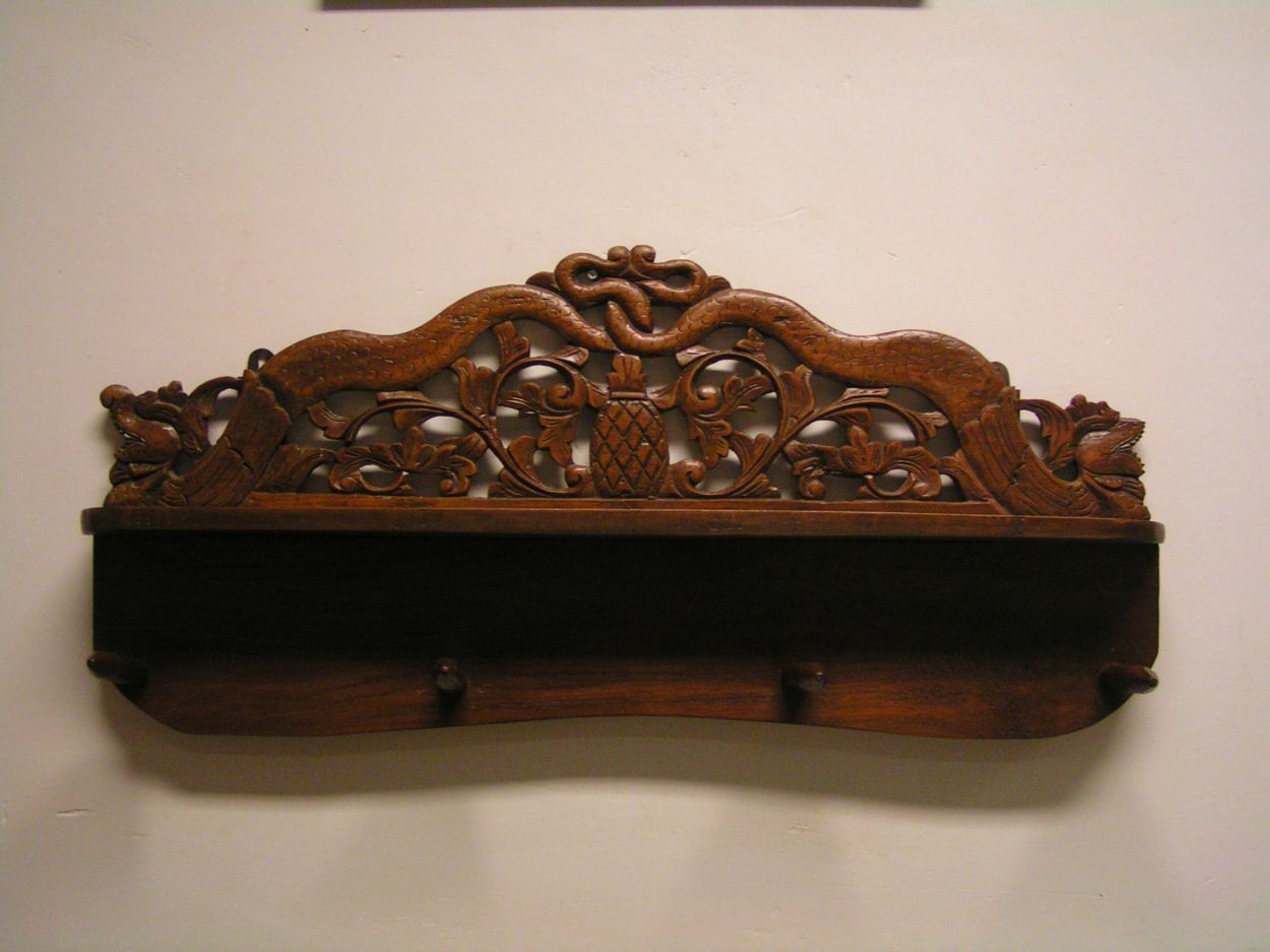 artikelnr. 1600111 Kapstok Klassiek notenhout: prijs 49 euro
met fraai inlegwerk en ornamenten.

71cm x 32cm
Keywords: Kapstok Klassiek notenhout met inlegwerk