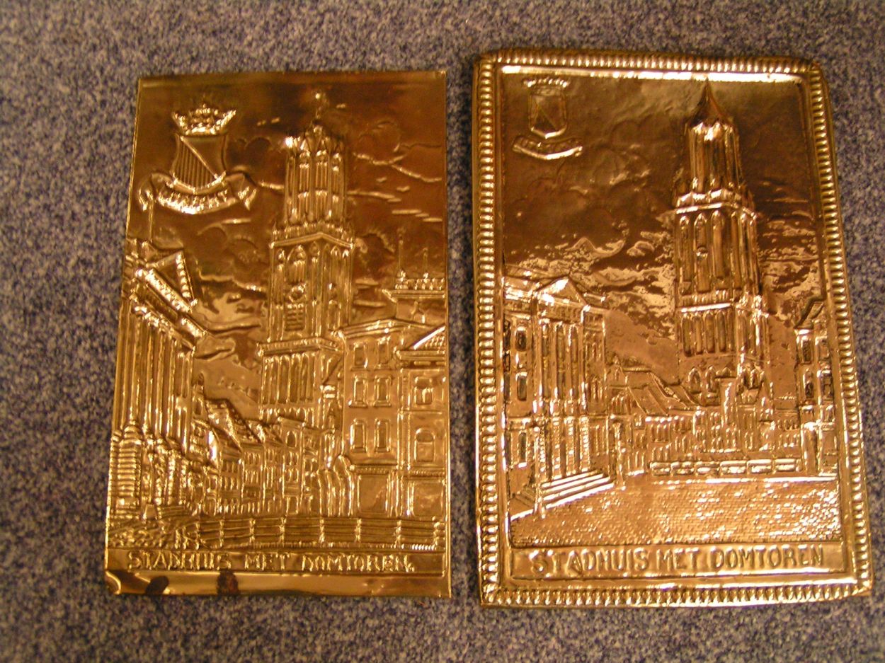 artikelnr. 00915 Koperen Wandborden Stadhuis met Domtoren 1910: prijs 19 euro per stuk
26x17cm
Stadhuis met Domtoren , met wapen van Utrecht, koper.
1910 antiek.

per stuk 19 euro
Keywords: Koperen Wandborden 1910