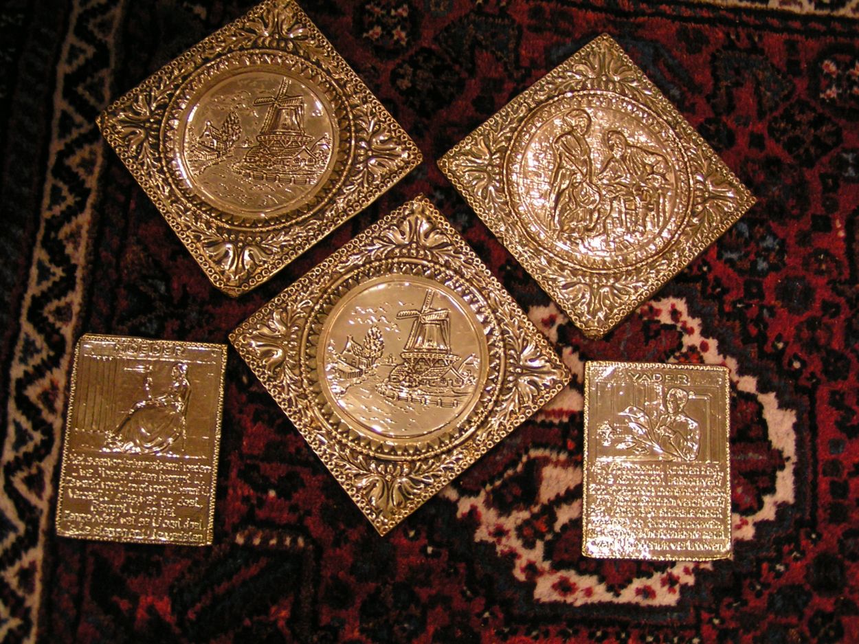 artikelnr. 00916 Koperen Wandborden 1910: prijs 10 euro per stuk
diverse wandborden met spreuken: Vader, Moeder, Hollandse molens, en boeren stel.

20 x 20cm

10 euro per stuk
Keywords: Koperen Wandborden 1910