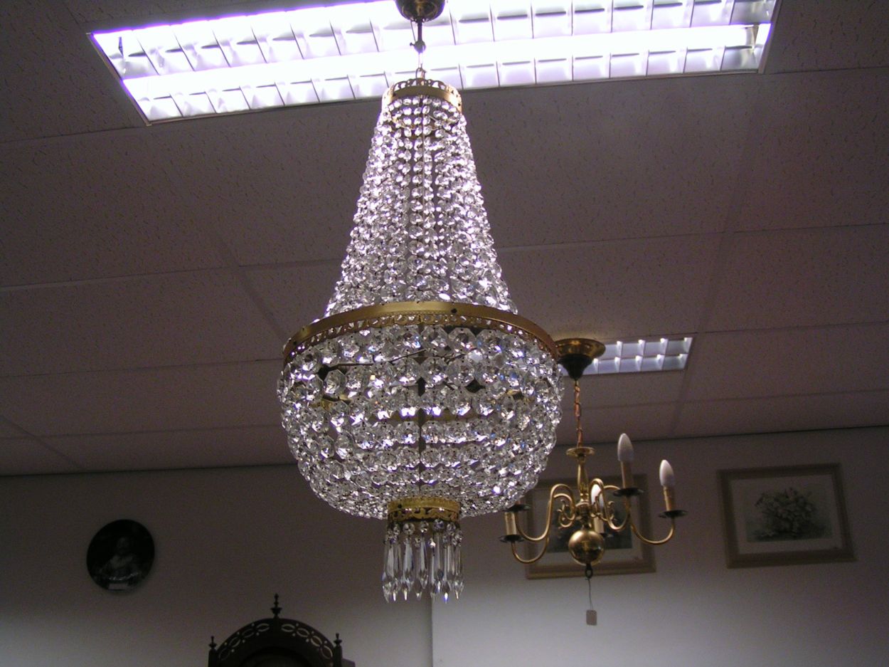 Verkocht artikelnr. 00778i Zakkroon antiek
70 cm zonder ketting , doorsnede 40 cm
in zeer goede staat.
Keywords: Zakkroon antiek