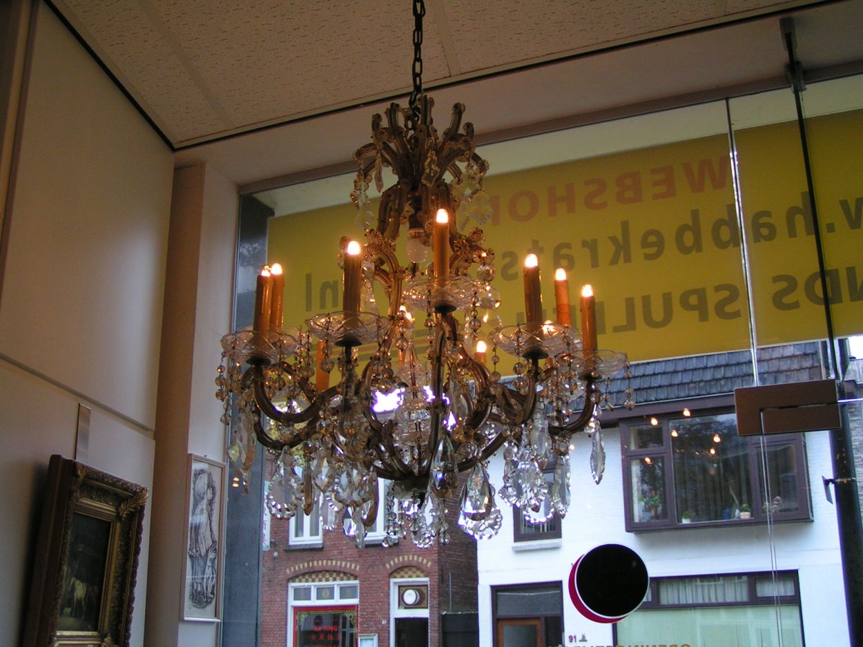 artikelnr. 1504a Kristallen Maria Theresia Kroonluchter 1910: prijs €695,- euro
10-lichts kristallen Kroonluchter in perfecte conditie, zeldzaam exemplaar.
Keywords: Kristallen Maria Theresia Kroonluchter 1910