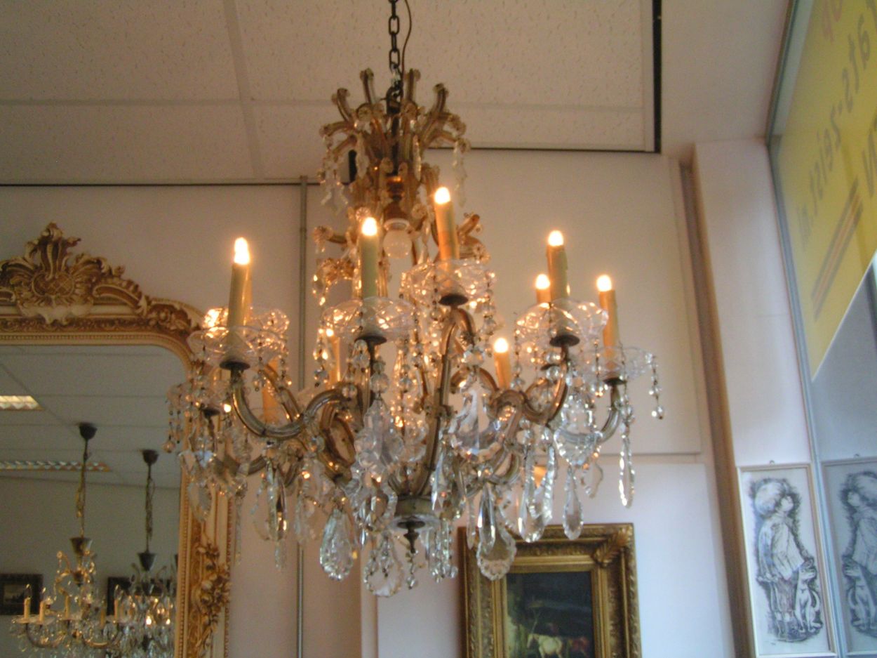 artikelnr 1504a 'Kristallen Maria Theresia Kroonluchter 1910: prijs €695,- euro
10-lichts kristallen Kroonluchter in perfecte conditie, zeldzaam exemplaar.
Keywords: Kristallen Maria Theresia Kroonluchter 1910