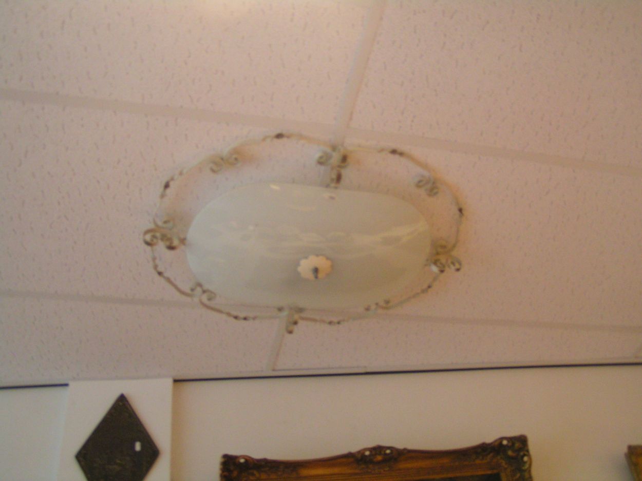 artikelnr. 00761 Plafonaire jaren \'60 met handgesmeed metaal: prijs €225,- euro
3 lampen , L : 80cm x B: 60cm

metaal is handgesmeed
Keywords: Plafonaire jaren 60 handgesmeed