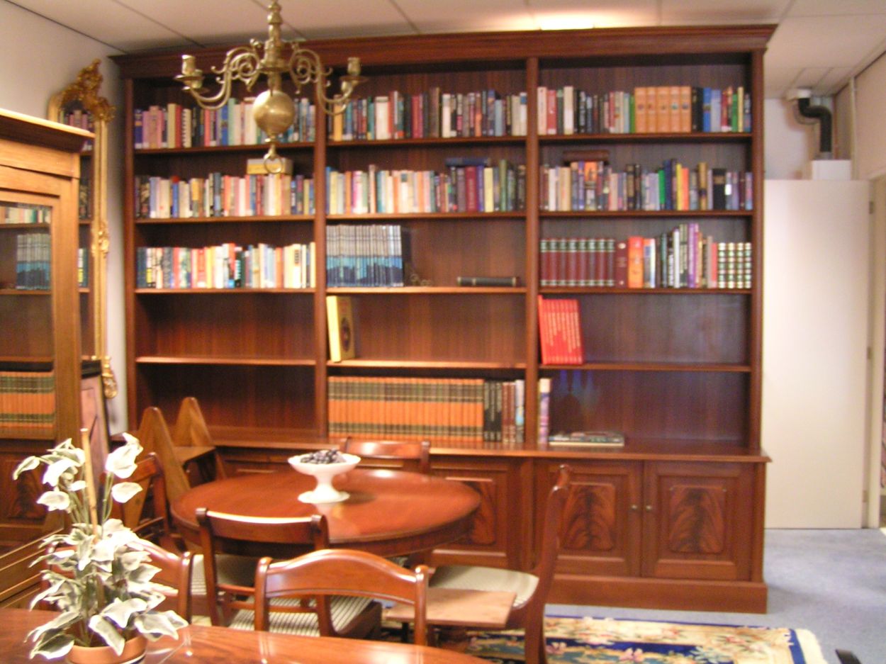 Verkocht. 016000 Grote Massief Mahoniehouten Klassieke Bibliotheek/Boekenkast
H: 2.75m x B: 3.30m x D: 53cm

In nieuwstaat

Topstuk!
Keywords: artikelnr. 016000 Grote Massief Mahoniehouten Klassieke Bibliotheek/Boekenkast: prijs op aanvraag