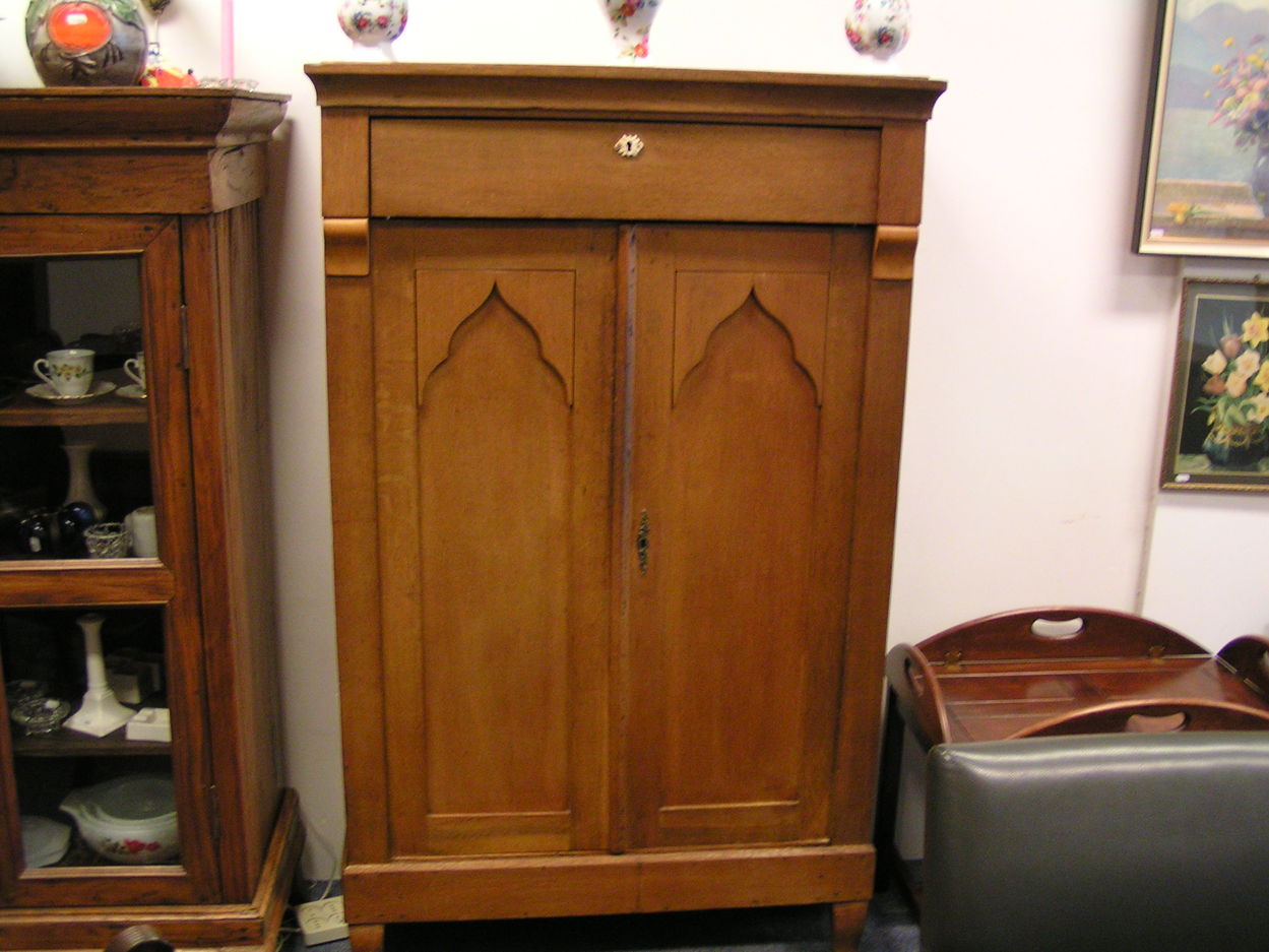 Verkocht 00596 Antieke Vroeg Biedermeier Empire Poortkast jaar 1830
Slavonisch eiken, overgang vroeg biedermeier/empire, met bovenlade en planken, in goede staat.

Afmetingen: 1.55 hoog, b: 95cm x d: 40cm
Keywords: Antieke Vroeg Biedermeier Empire Poortkast jaar 1830