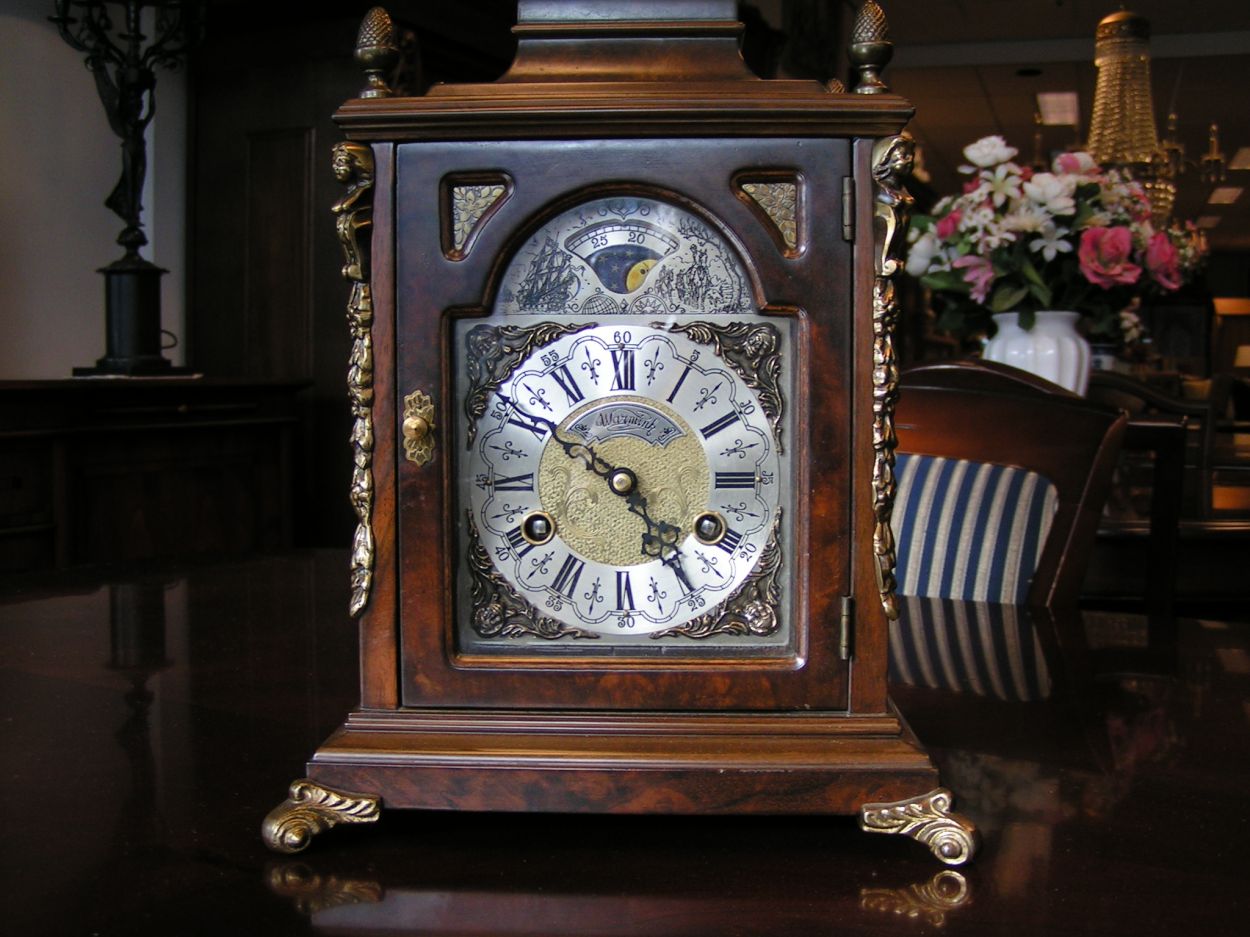 Verkocht artikelnr. 1600223 Wortelnoten Tafel Klokje
WUBA Talfelklokje.

Zon- en Maanaanduiding.

2 tonig Uurwerk

Loopt perfect, in zeer goede staat.

Met garantie, bon van juwelier erbij.

H: 35cm x B: 23cm D: 17cm
Keywords: Wortelnoten Tafel Klokje