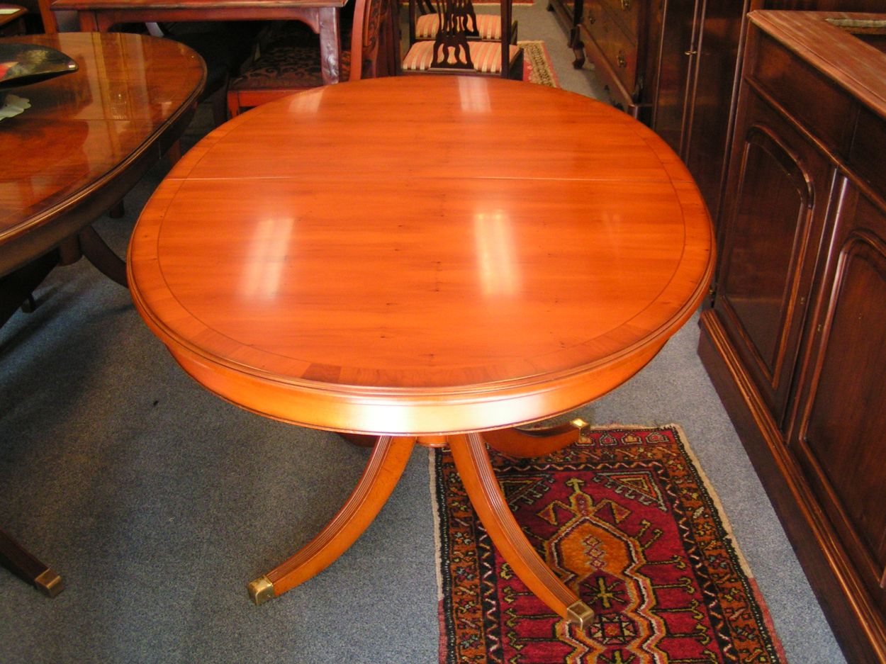 Verkocht artikelnr. 0014000 Heldense Uitschuifbare Ovale Taxus Eetkamertafel
in nieuwstaat.

L: 1.35m x B: 95cm x uitschuifbaar 45cm

Taxus intarsia ingelegd.

evt. met diverse setjes bijpassende Heldense Stoelen naar keuze.
Keywords: Heldense Uitschuifbare Ovale Taxus Eetkamertafel