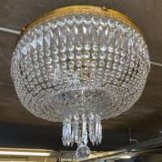 Verkocht artikelnr. 001123 Kristallen zakplafonaire met verguld metalen montuur
Klassieke Kroonluchter, in nieuwstaat.

diameter: 70cm

hoogte: 45cm
Keywords: Kristallen zakplafonaire met verguld metalen montuur