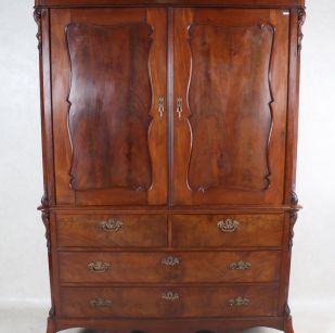 Verkocht artikelnr. 001112 Antiek Mahonie Kabinet Overgang Empire/Biedermeier.
Antiek mahoniehouten Vroeg Biedermeier Kabinet jaar 1820, in topstaat.

Topstuk!

h 230 x 147 x d: 51cm
Keywords: artikelnr. 001112; Antiek Mahonie Kabinet Overgang Empire/Biedermeier