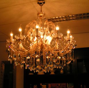 Albert Benier Kristallen Kroonluchter SpecialistDiverse plafonaires, Kroonluchters, Zakkroonluchters te koop in alle soorten en maten, tevens op bestelling mogelijk, ook restauratie!
Tevens montage, bevestigen van alle soorten en maten van Kroonluchters op aanvraag. Vrijwel alles is mogelijk op het gebied van Kristallen Lampen- en Kroonluchters etc.
