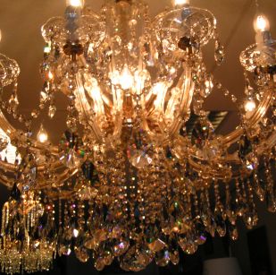 Albert Benier Kristallen Kroonluchter SpecialistDiverse plafonaires, Kroonluchters, Zakkroonluchters te koop in alle soorten en maten, tevens op bestelling mogelijk, ook restauratie!
Tevens montage, bevestigen van alle soorten en maten van Kroonluchters op aanvraag. Vrijwel alles is mogelijk op het gebied van Kristallen Lampen- en Kroonluchters etc.
