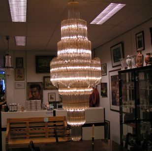 Albert Benier Kristallen Kroonluchter SpecialistDiverse plafonaires, Kroonluchters, Zakkroonluchters te koop in alle soorten en maten, tevens op bestelling mogelijk, ook restauratie!
Tevens montage, bevestigen van alle soorten en maten van Kroonluchters op aanvraag. Vrijwel alles is mogelijk op het gebied van Kristallen Lampen- en Kroonluchters etc.
