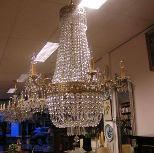 Albert Benier Kristallen Kroonluchter SpecialistDiverse plafonaires, Kroonluchters, Zakkroonluchters te koop in alle soorten en maten, tevens op bestelling mogelijk, ook restauratie!
Tevens montage, bevestigen van alle soorten en maten van Kroonluchters op aanvraag. Vrijwel alles is mogelijk op het gebied van Kristallen Lampen- en Kroonluchters etc.
