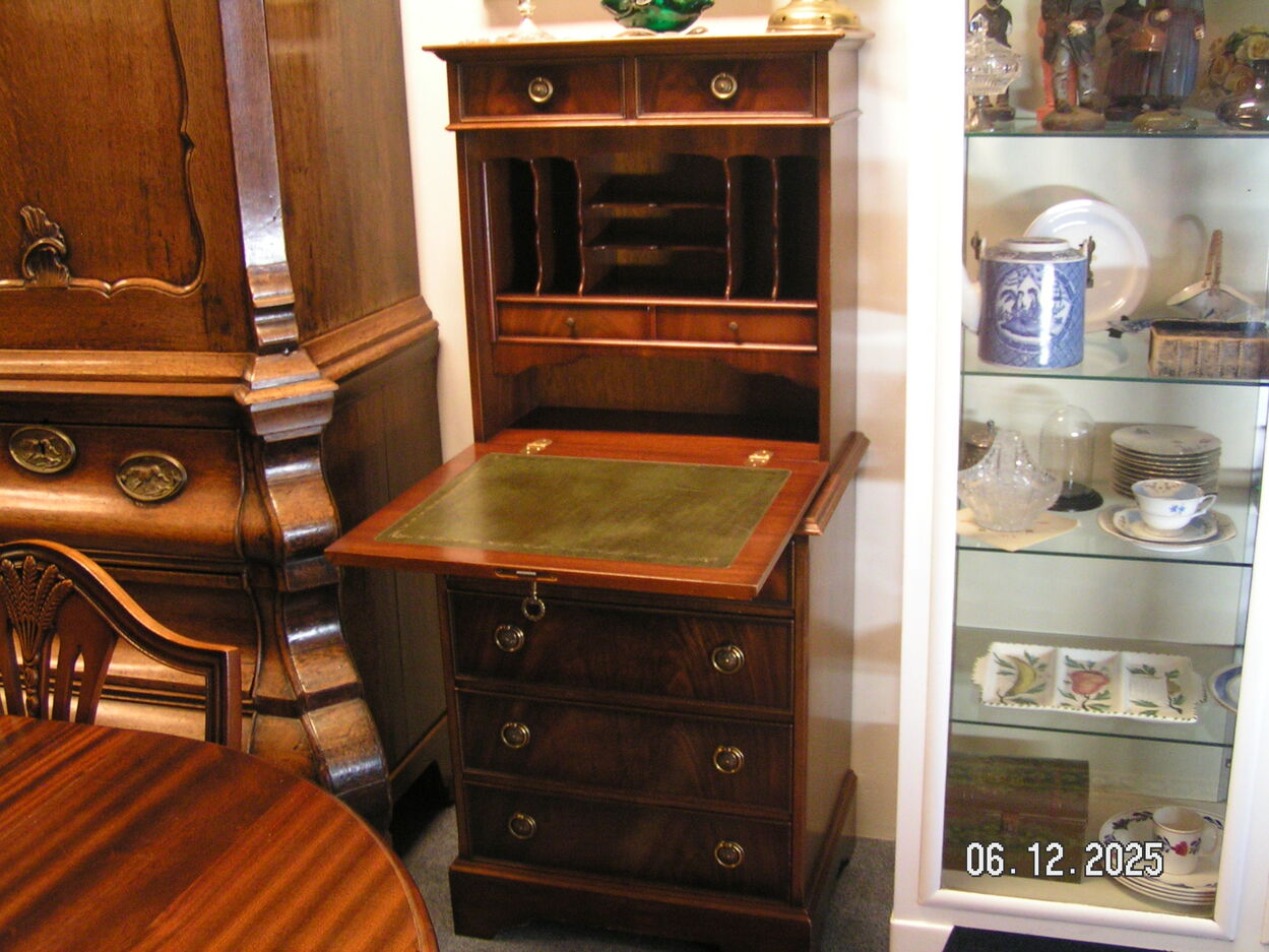 artikelnr. 1602060 HELDENSE EXCLUSIVE SECRETAIRE Mahonie in zeer goede staat prijs €550,- euro.
Secretaire met goudbedrukte lederen blad.
Afm H 1.40 B 60 D 45 cm
