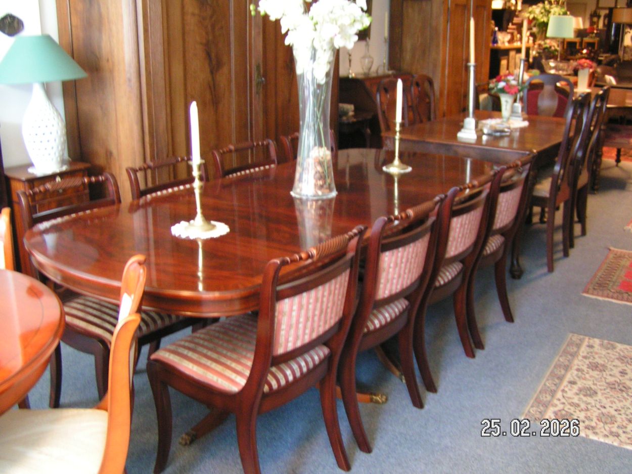 artikelnr. 1602098. HELDENSE EXCLUSIVE Grote Mahonie Coulisse Tafel in Nieuwstaat prijs €2250,- euro
Afm L 2.30 B 1 m H 76 cm
Eventueel met 8 stoelen ook van de Heldense.
