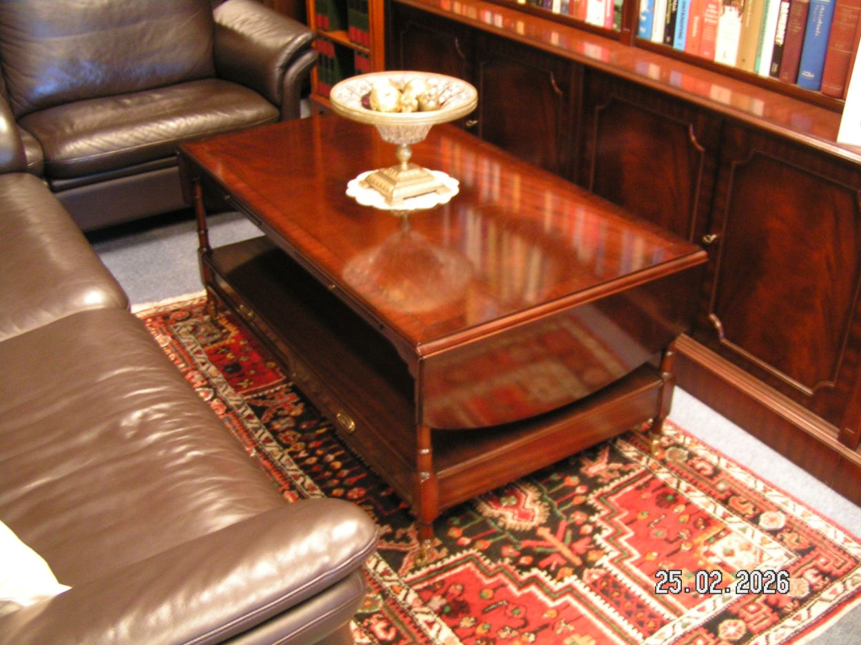 artikelnr. 1602099 HELDENSE EXCLUSIVE Salontafel in Nieuwstaat van Mahonie met Intarsia Ingelegd blad, prijs €795,- euro
Salontafel op messing wielen met 2 klapbladen, 2 doorschuifladen en 
2 uitschuifplateaus. met intarsia ingelegd blad.
Afm 118 ( + 2 x 23 ) x 66 x 52 cm
47 ( + 2 x 9 ) x 26 x 21 inch.
