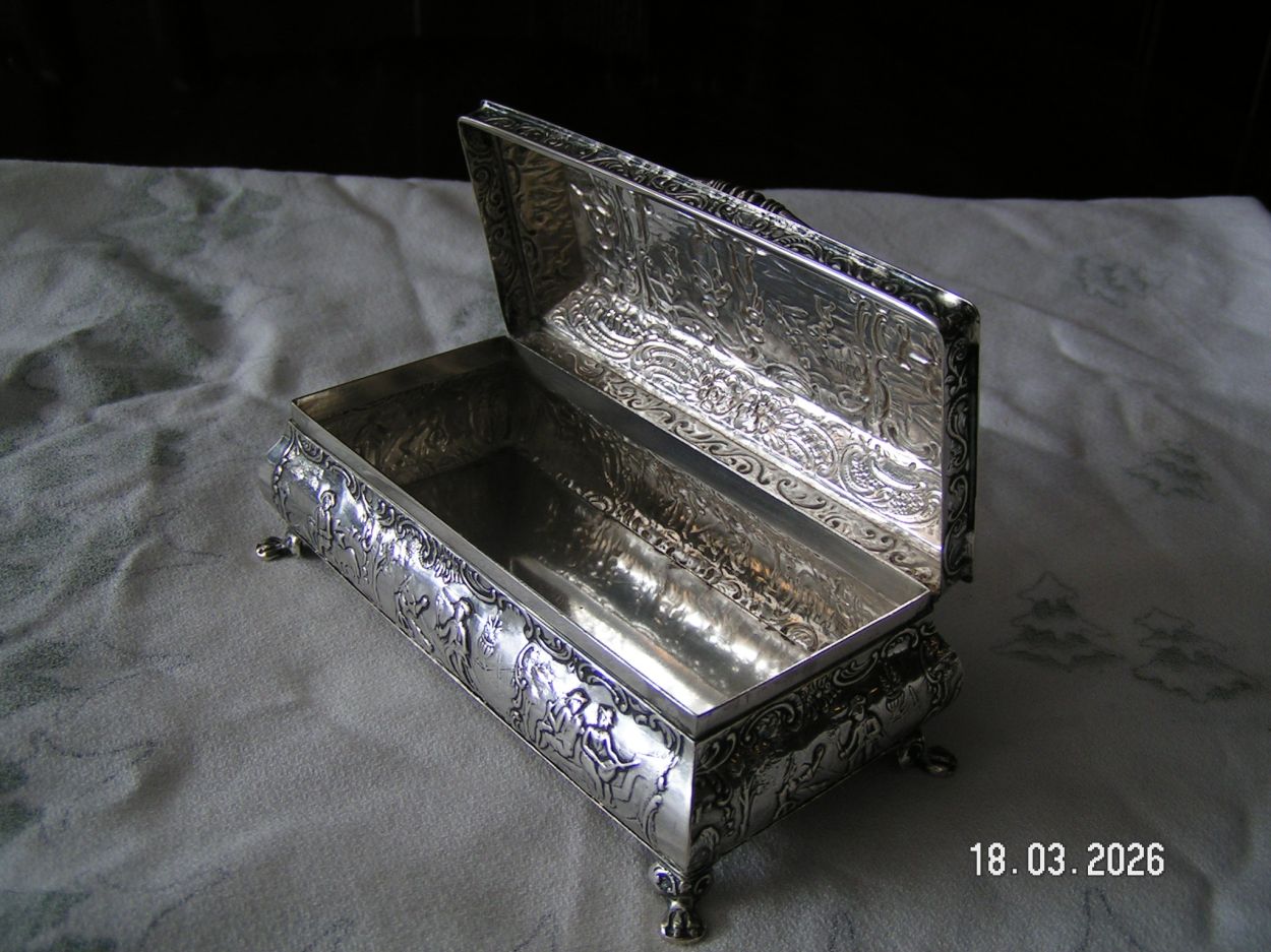 artikelnr. 16020108 Antieke Zilveren Lepeldoos in Uitmutende Staat, H.Hooijkaas 2e Gehalte. prijs €450,- euro
Afm D 6.5 B 13 H 5 cm
185 g
