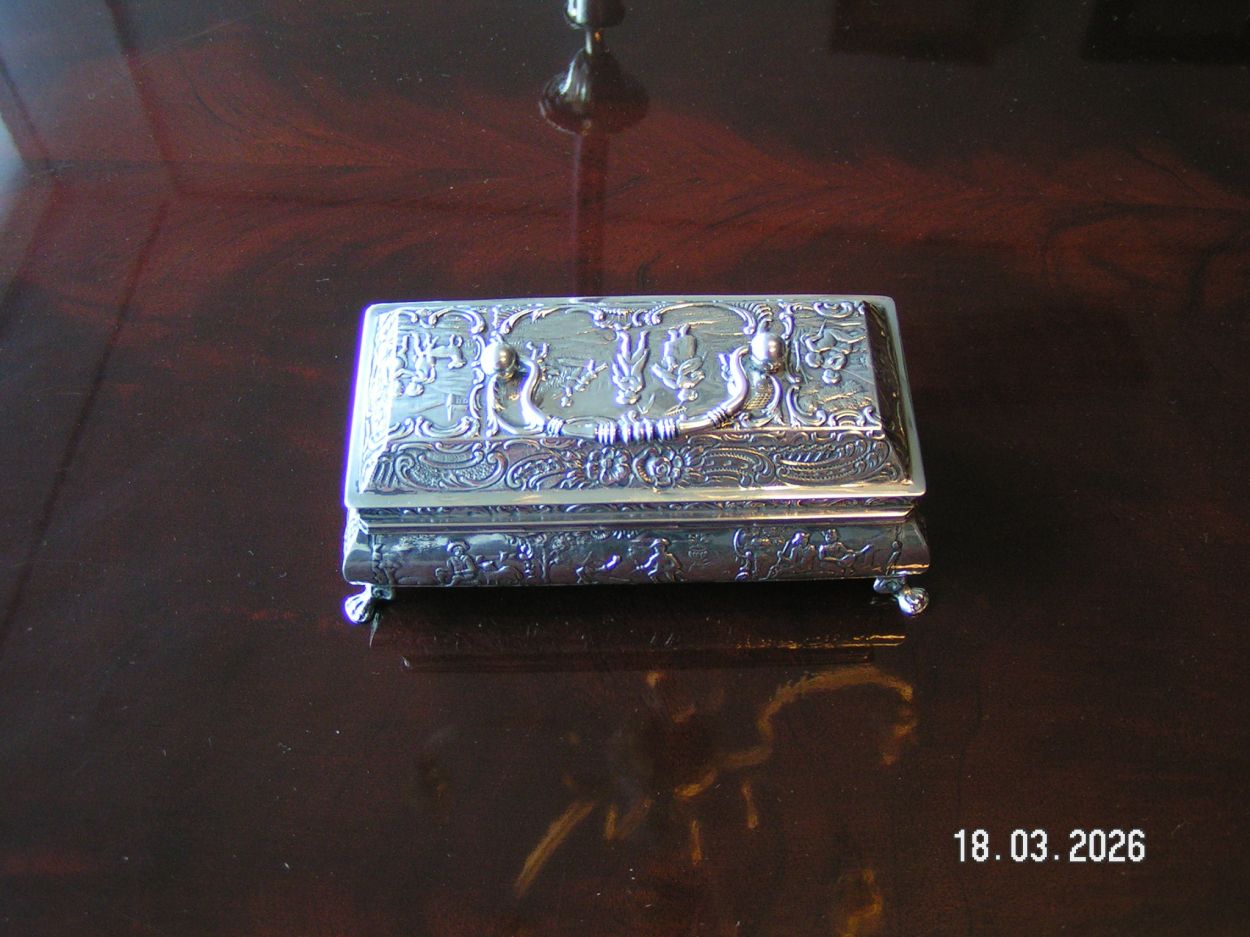 artikelnr. 16020108 Antieke Zilveren Lepeldoos in Uitmutende Staat, H.Hooijkaas 2e Gehalte. prijs €450,- euro
Afm D 6.5 B 13 H 5 cm
185 g
